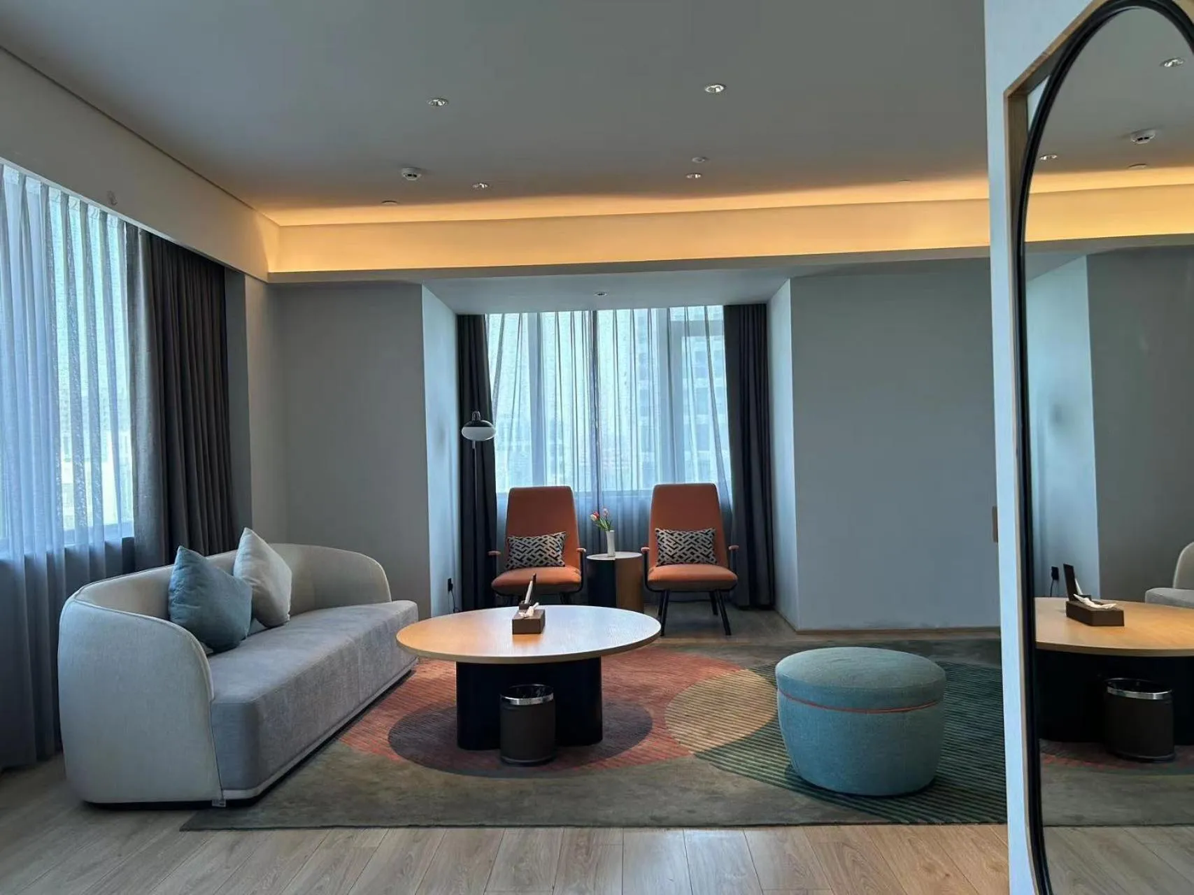 Living room in Sunstone Plaza Hotel