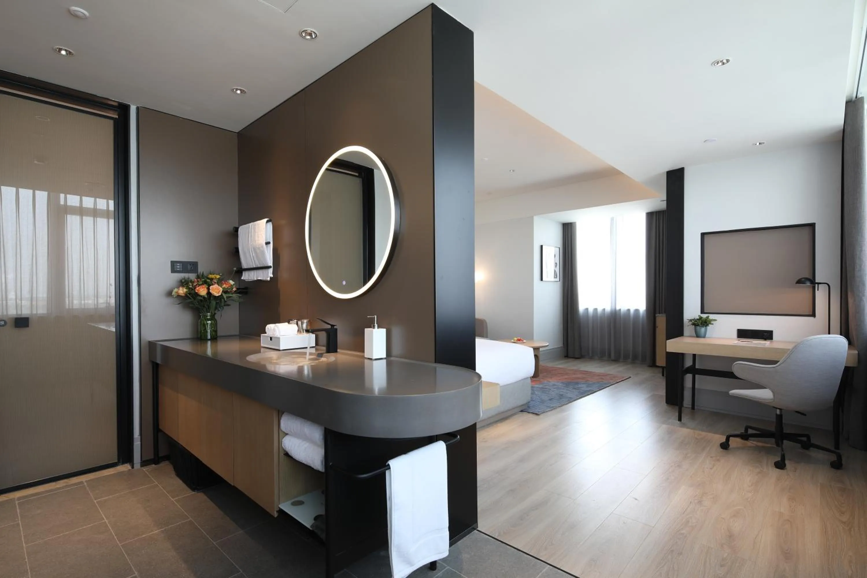 Bathroom, Bed in Sunstone Plaza Hotel
