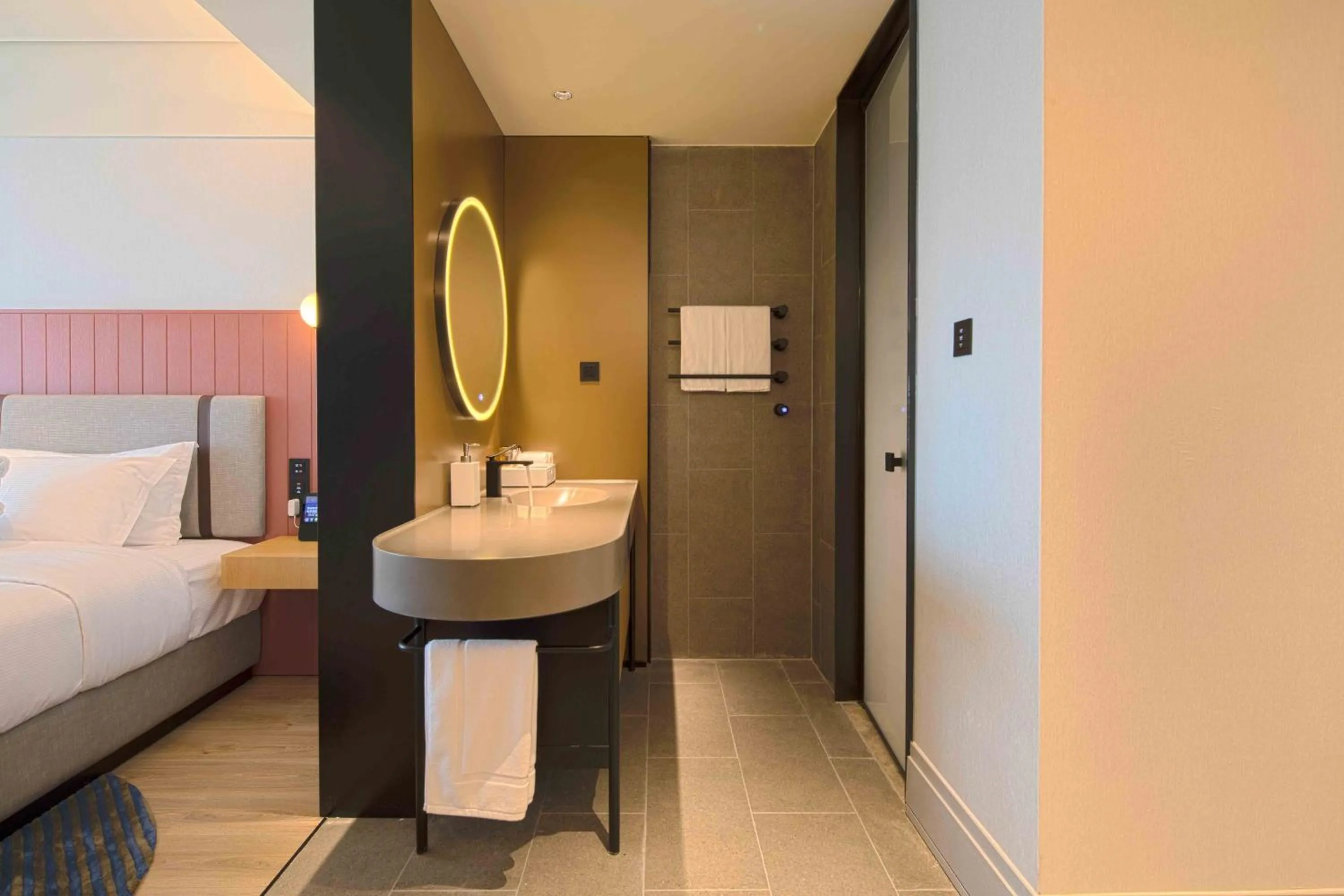 Bathroom, Bed in Sunstone Plaza Hotel