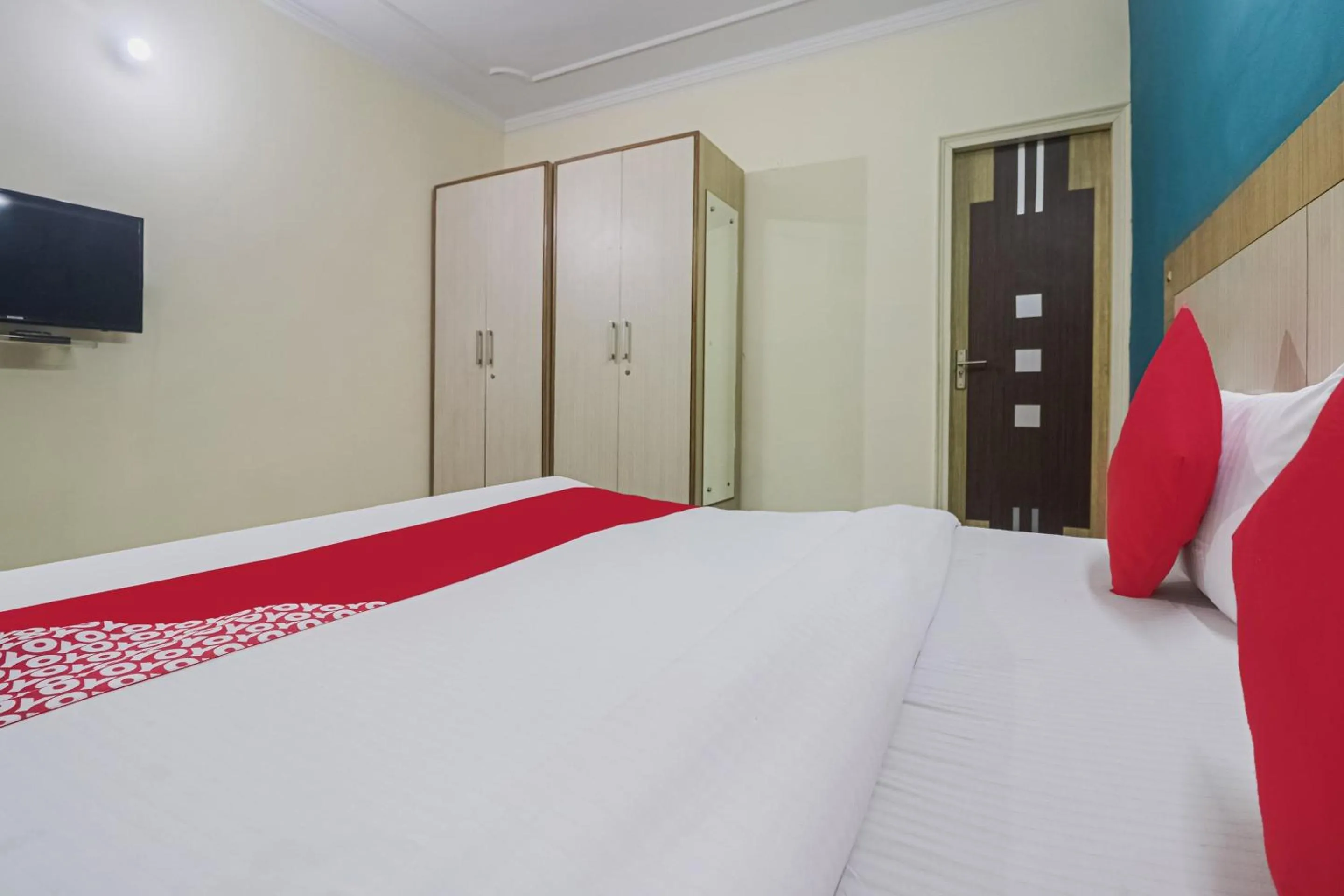 Bedroom, Bed in Capital O Crown Inn Near Appu Ghar