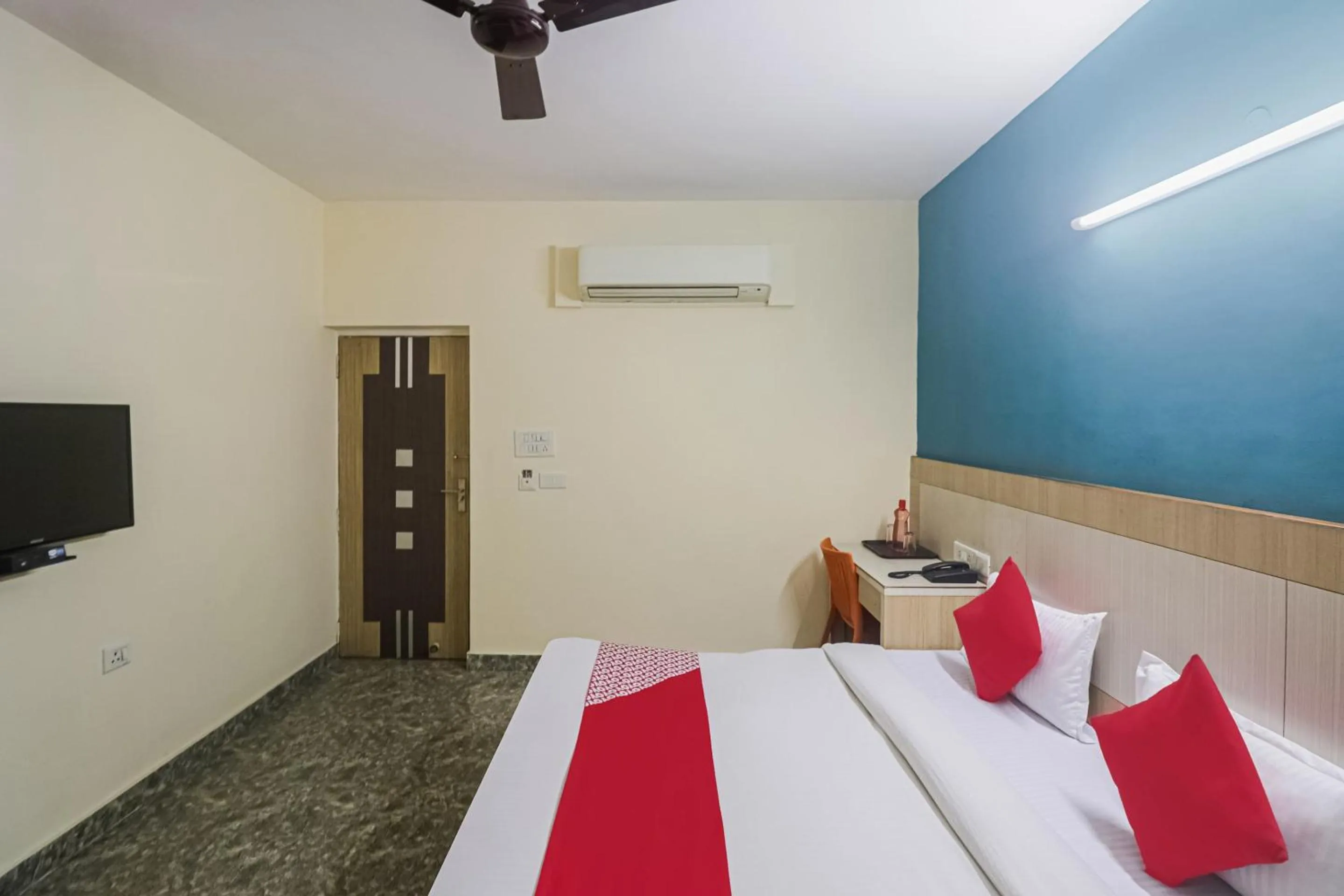 Bedroom, Bed in Capital O Crown Inn Near Appu Ghar