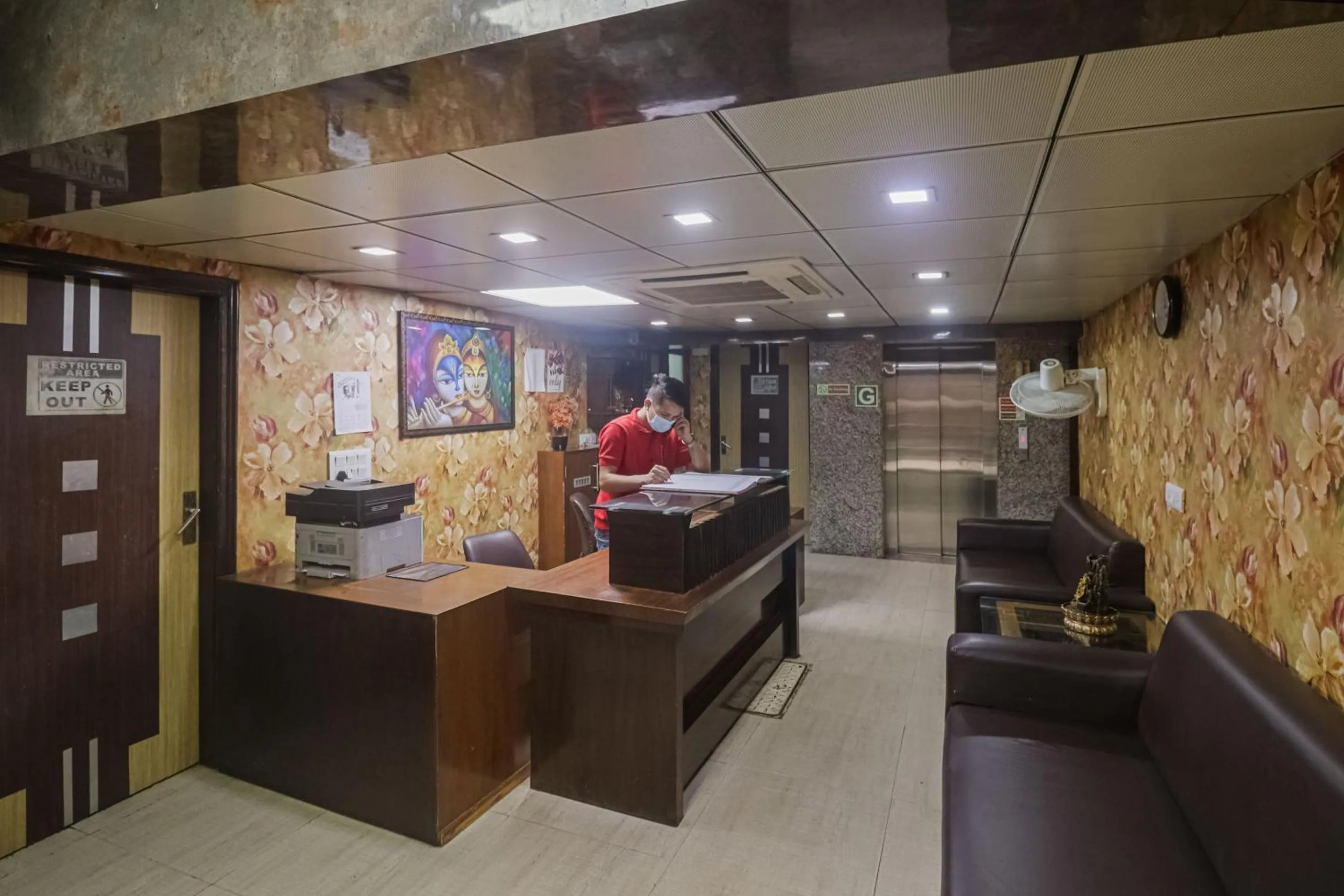 Lobby or reception in Capital O Crown Inn Near Appu Ghar