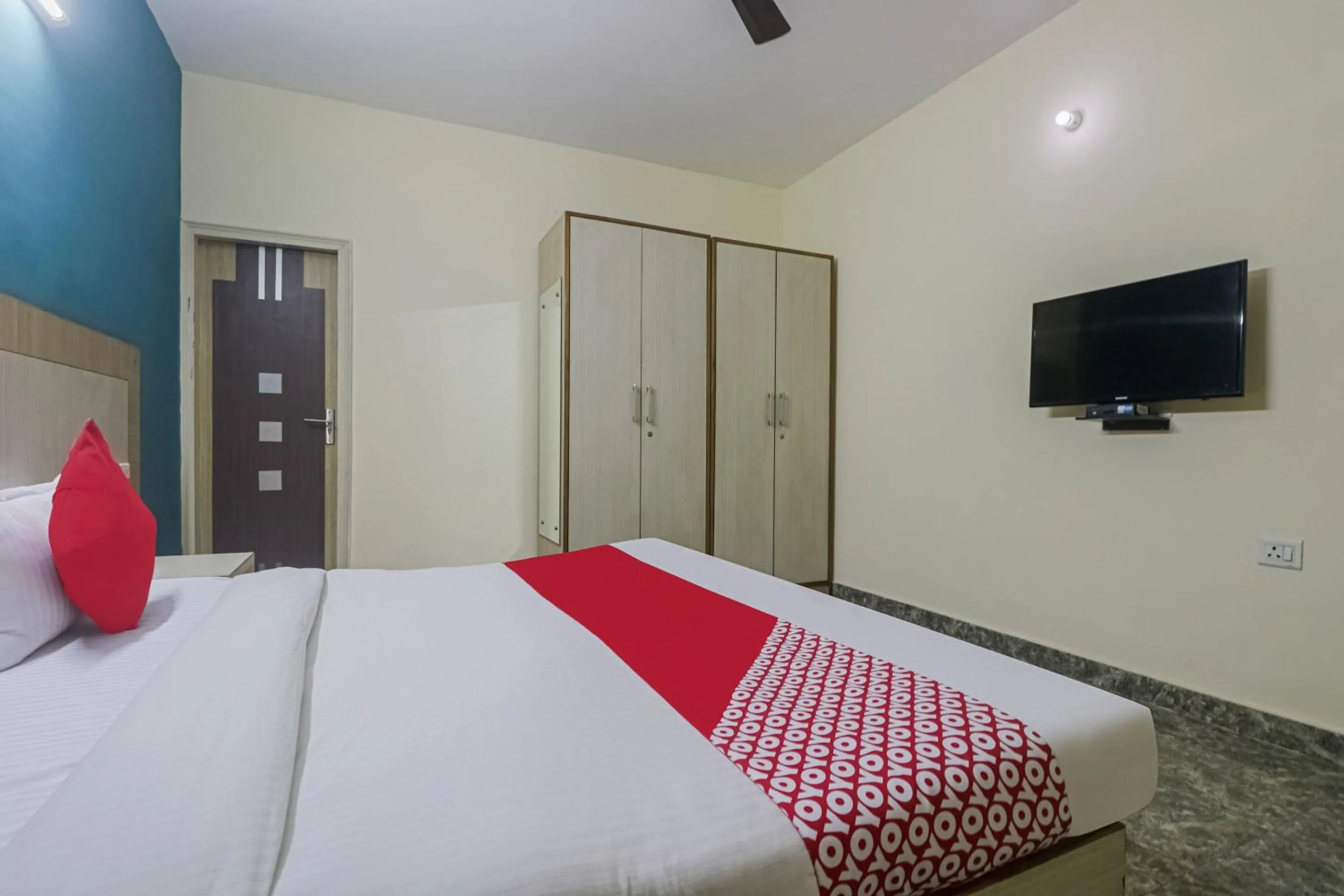 Bedroom, Bed in Capital O Crown Inn Near Appu Ghar