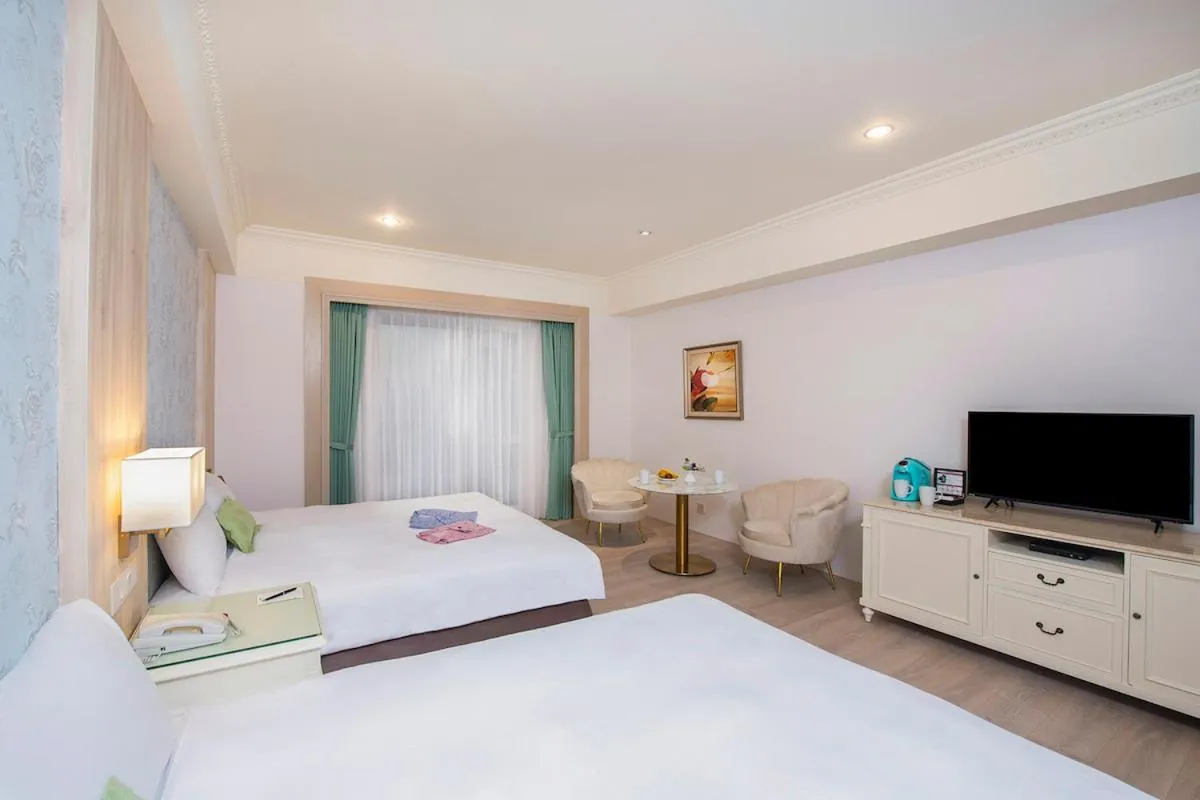 Photo of the whole room, Bed in Hamp Court Palace Taipei