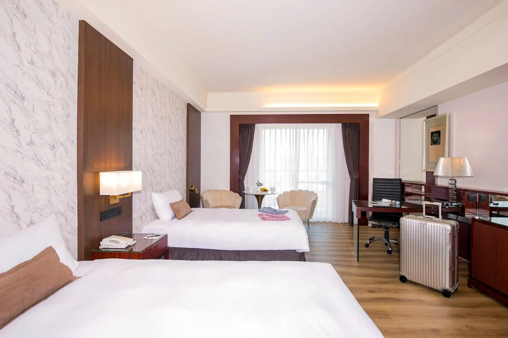 Photo of the whole room, Bed in Hamp Court Palace Taipei