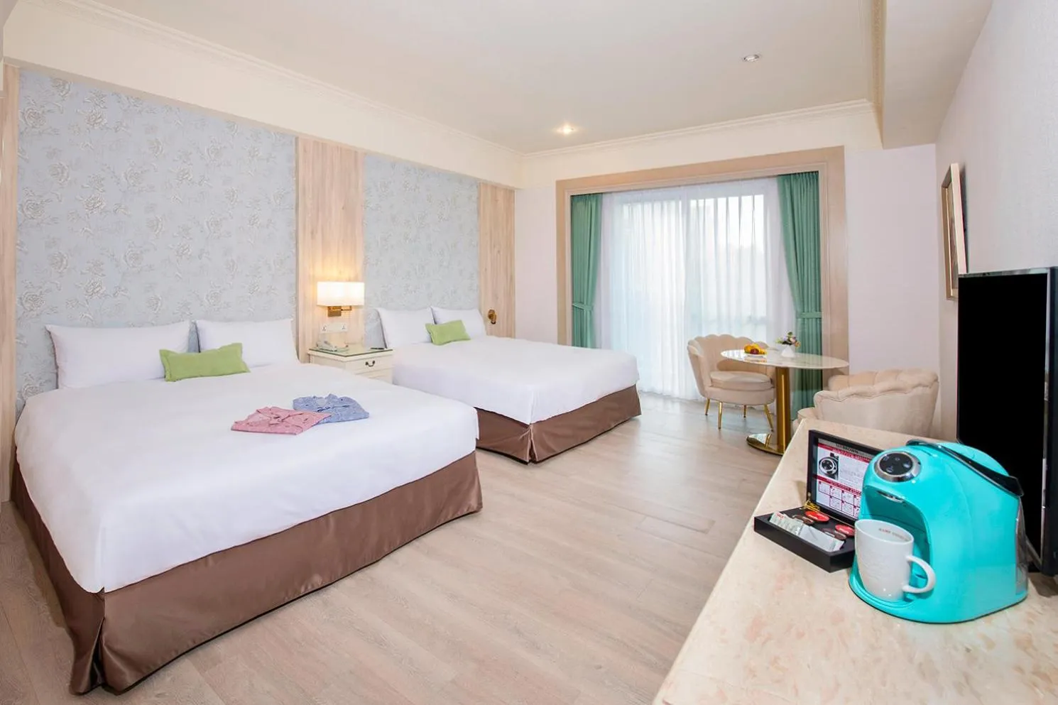 Photo of the whole room, Bed in Hamp Court Palace Taipei