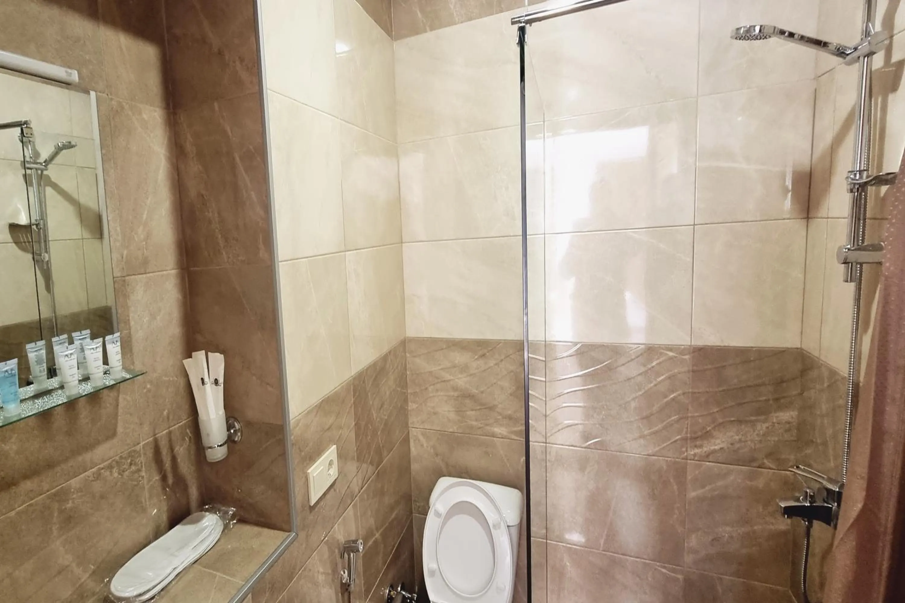 Toilet in Sina Hotel