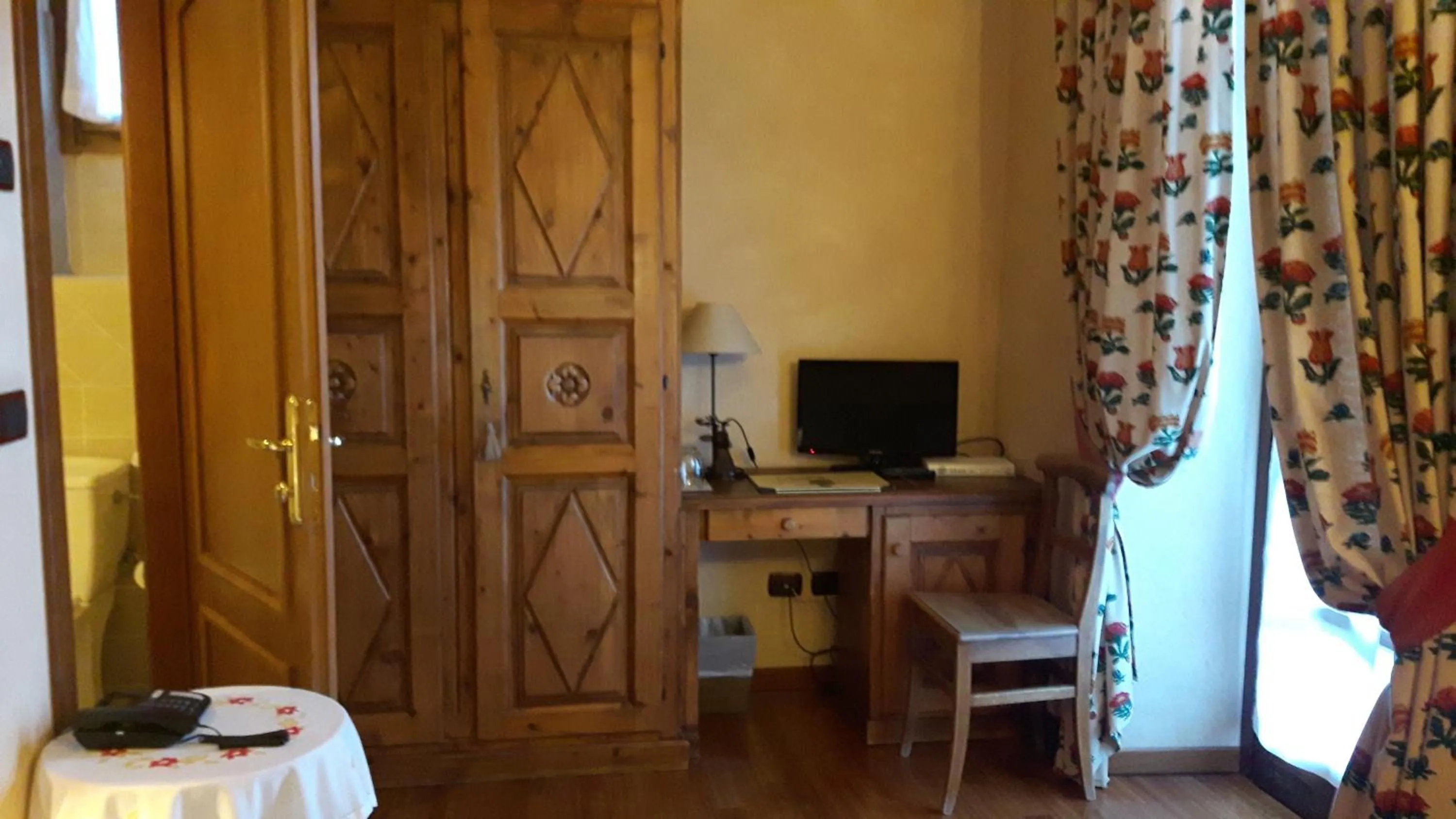 TV and multimedia in Villa Novecento Romantic Hotel - Estella Hotel Collection & Experience