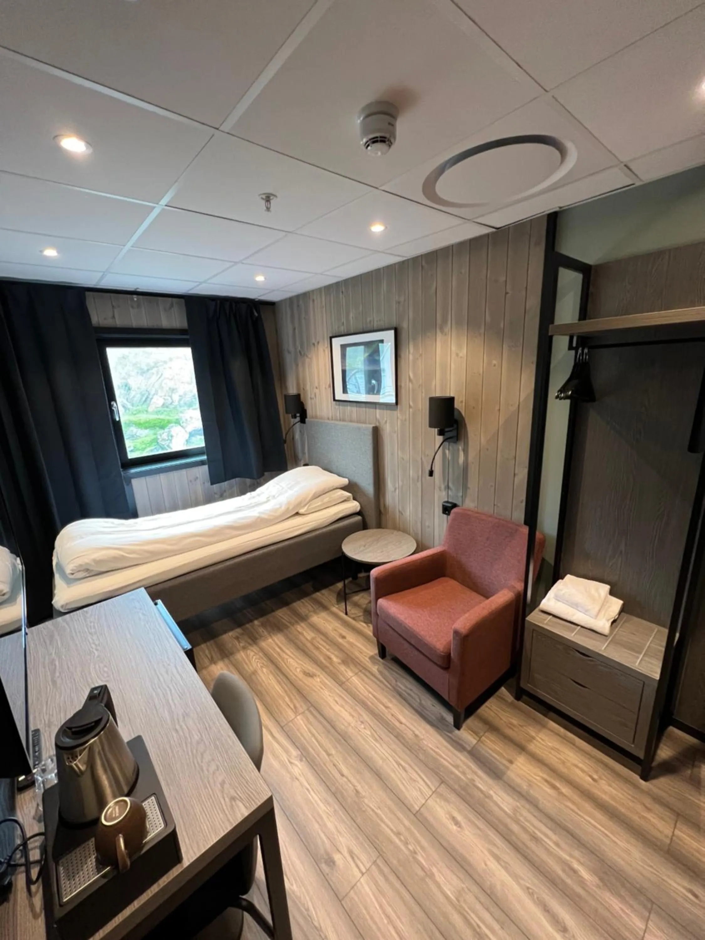 Photo of the whole room, Bed in Arctic Sea Hotel