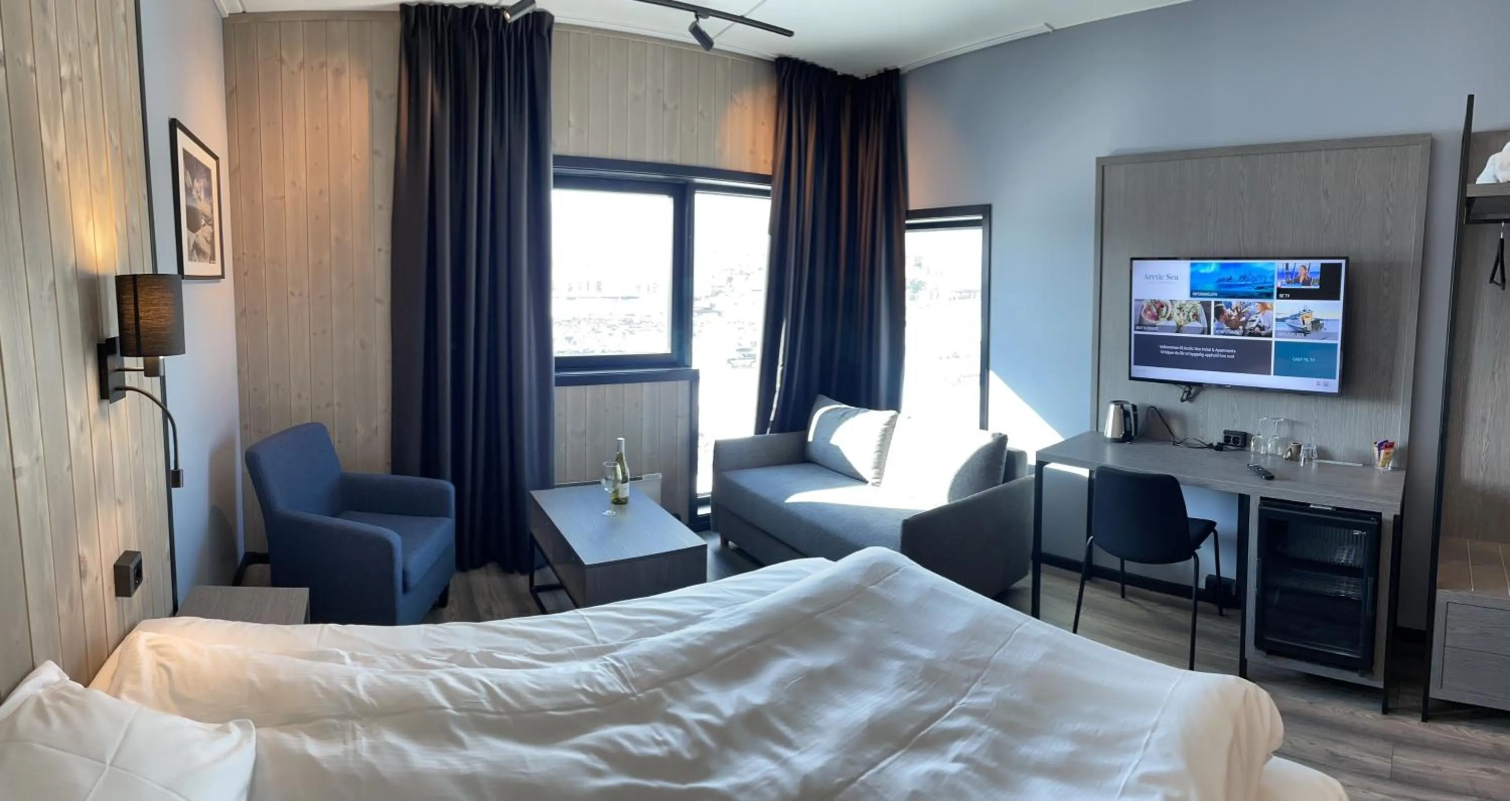 Photo of the whole room, Bed in Arctic Sea Hotel