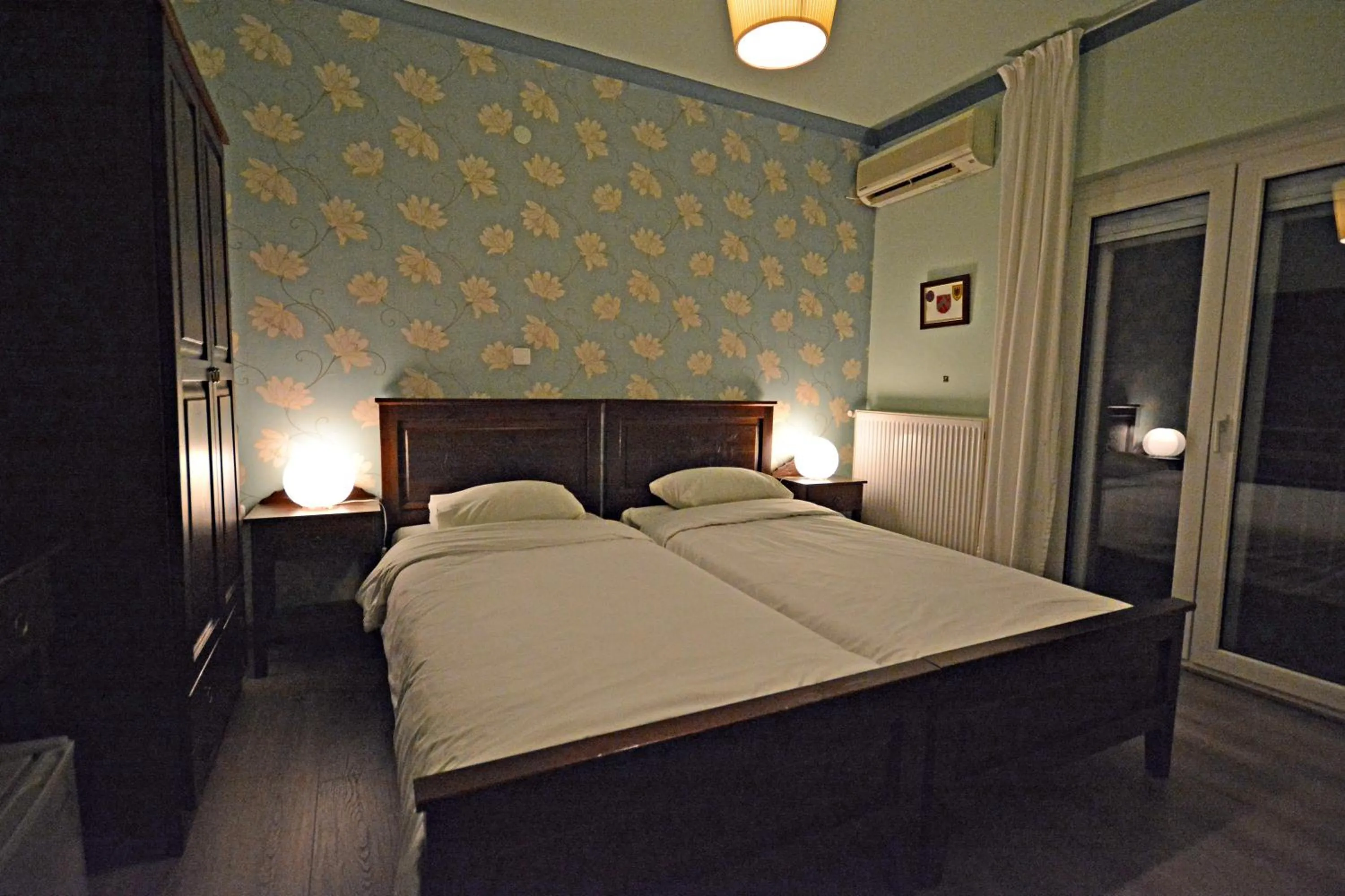 Photo of the whole room, Bed in Guesthouse Vissinokipos - Biker Friendly - Motorradhotel