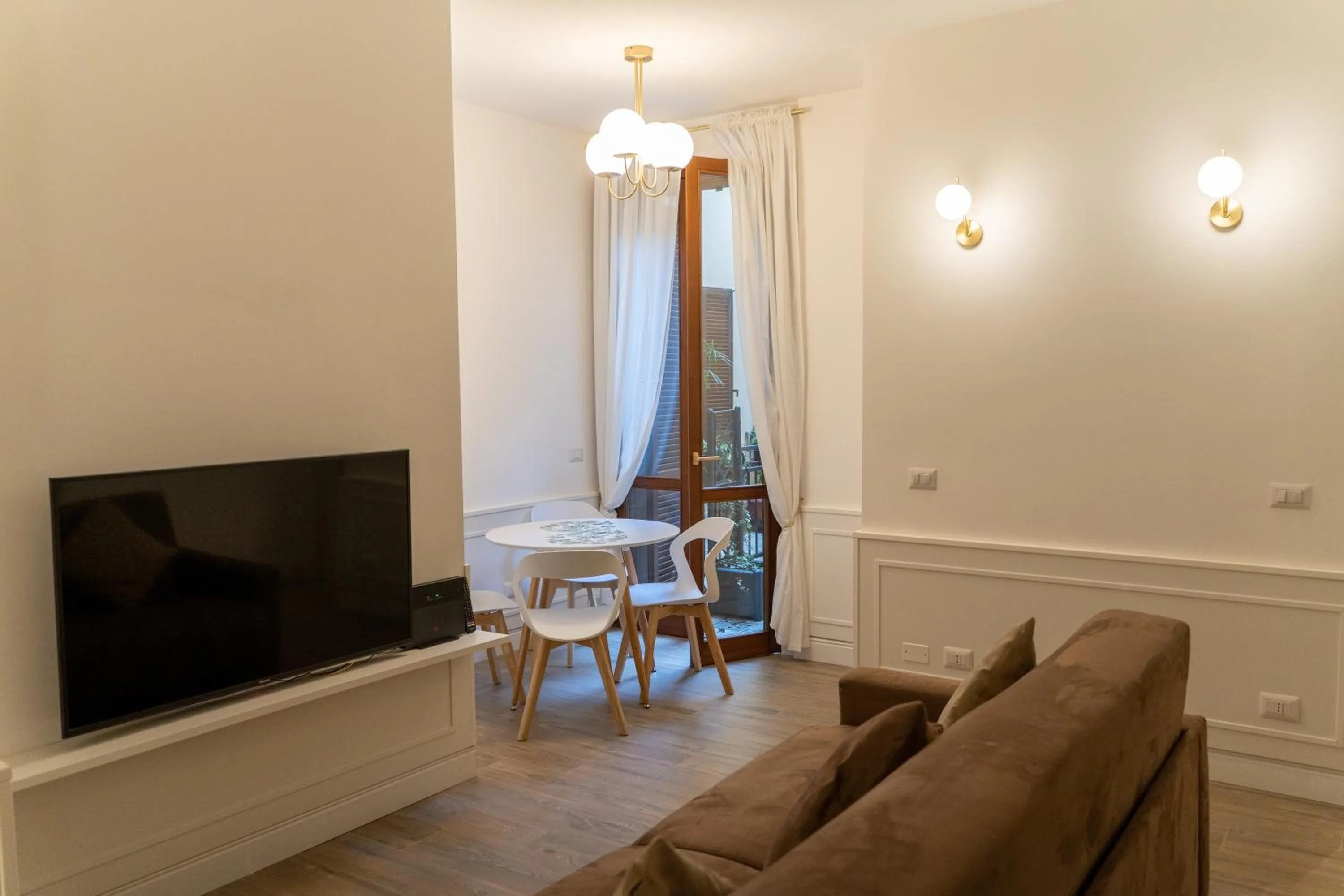 Communal lounge/ TV room in Mama House