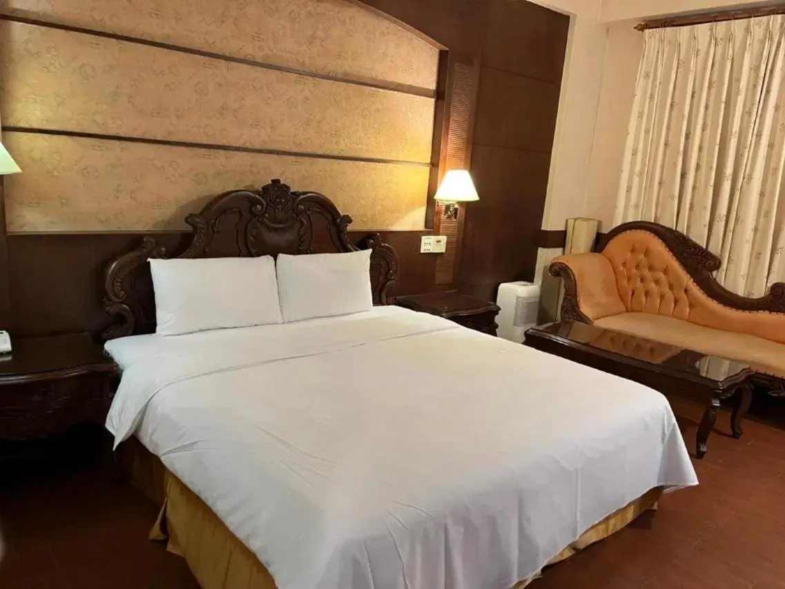 Photo of the whole room in Chicago Motel