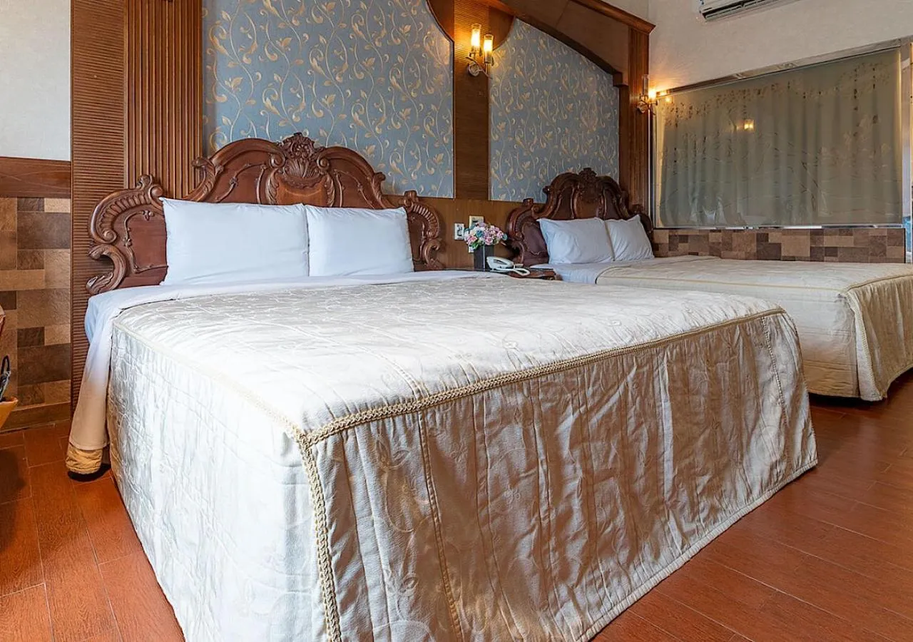 Bed in Chicago Motel