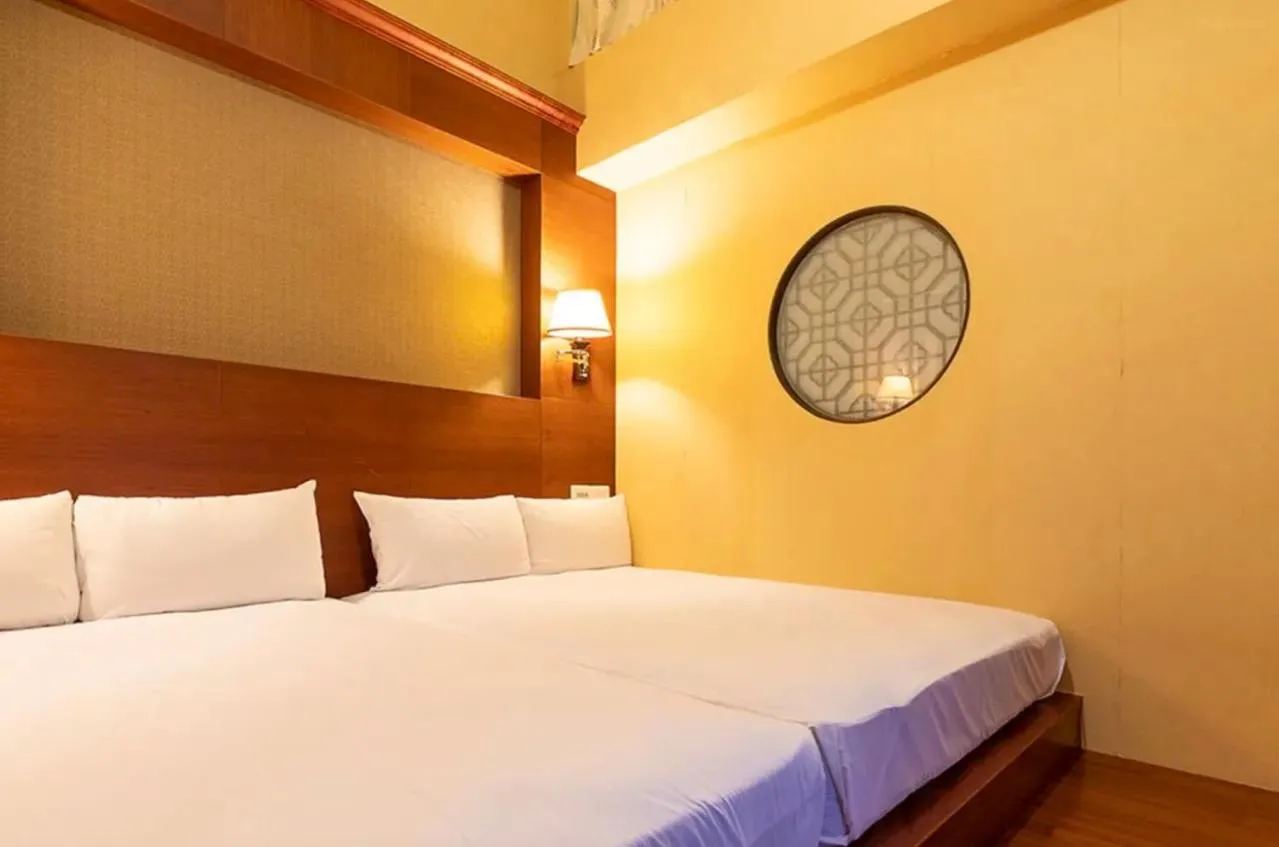 Photo of the whole room in Chicago Motel