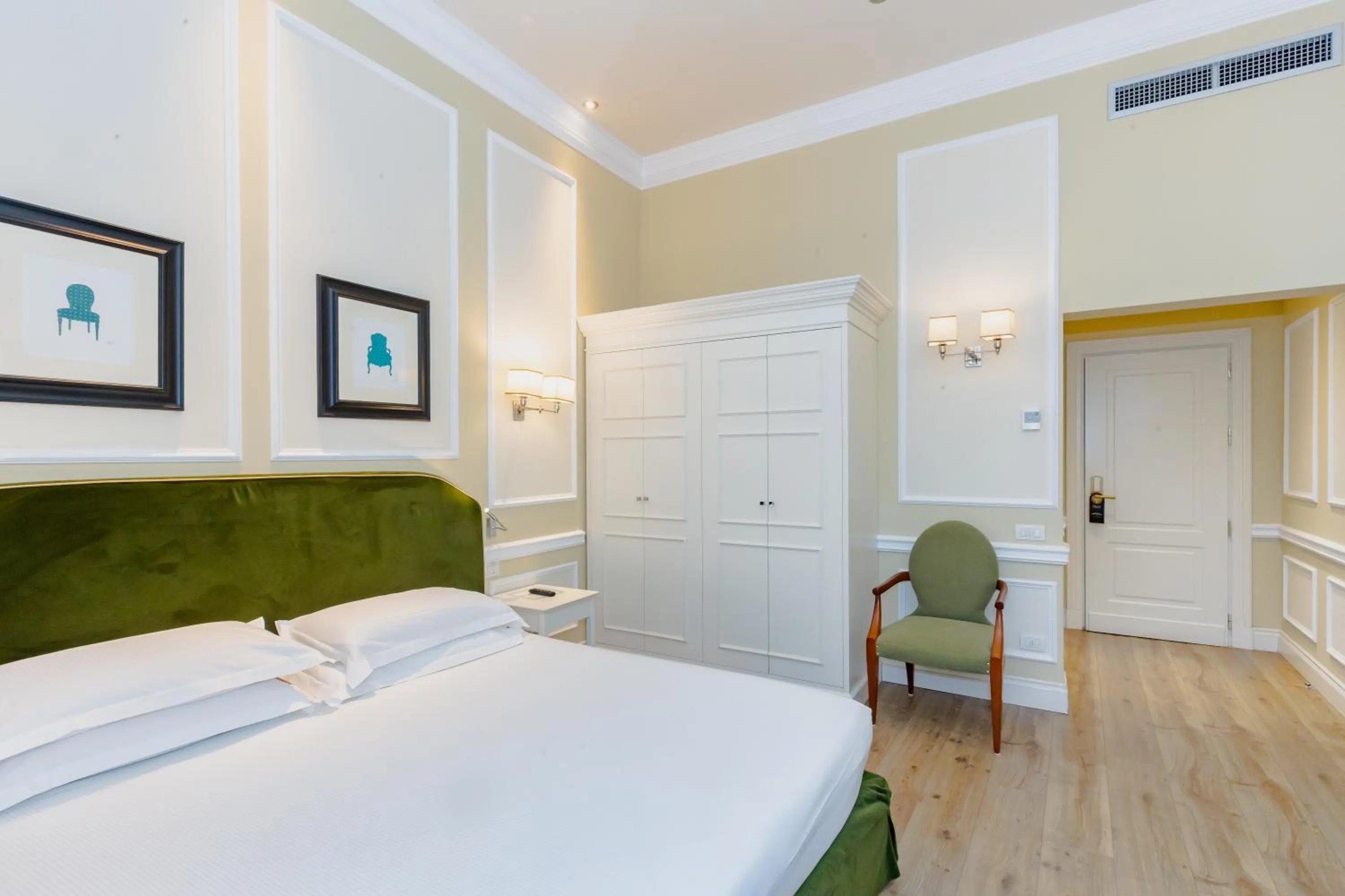 Photo of the whole room, Bed in FH55 Hotel Calzaiuoli