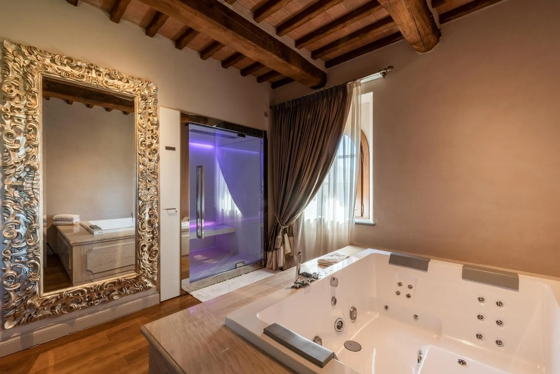 Hot Tub in Relais La Corte dei Papi