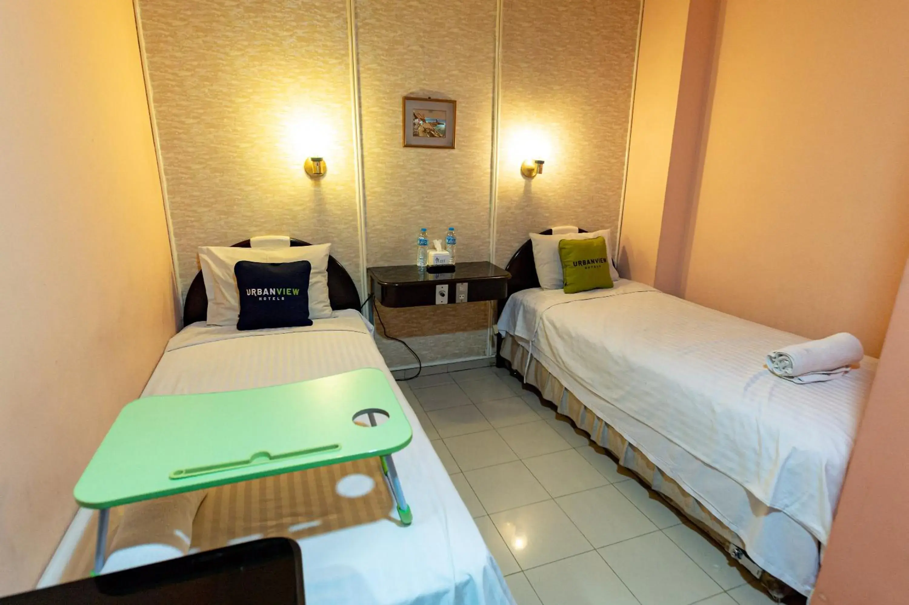 Standard Twin Room in Urbanview Hotel P Residence Asemka Standard Twin Room in Urbanview Hotel P Residence Asemka