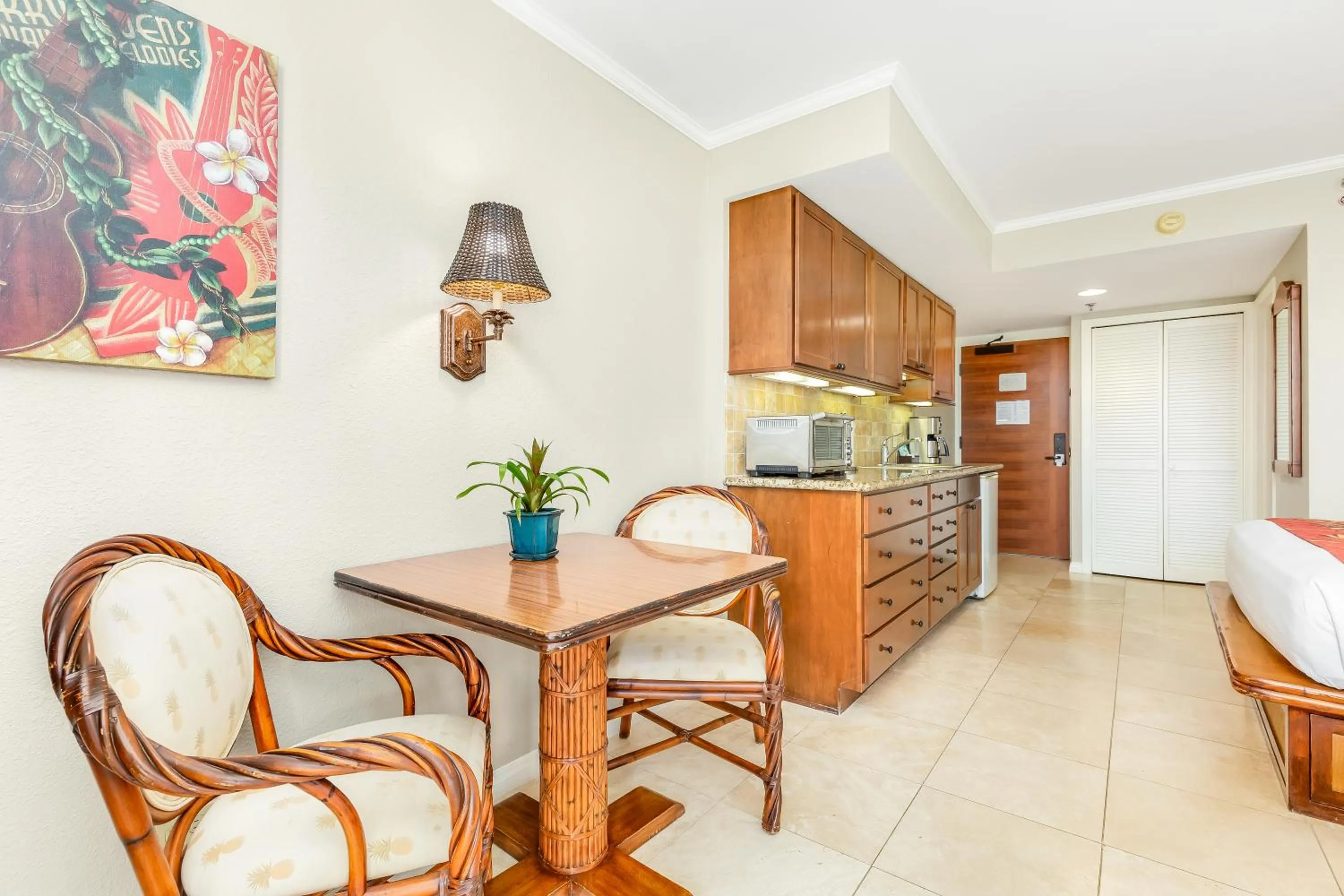 Seating area in Luana Waikiki Hotel & Suites
