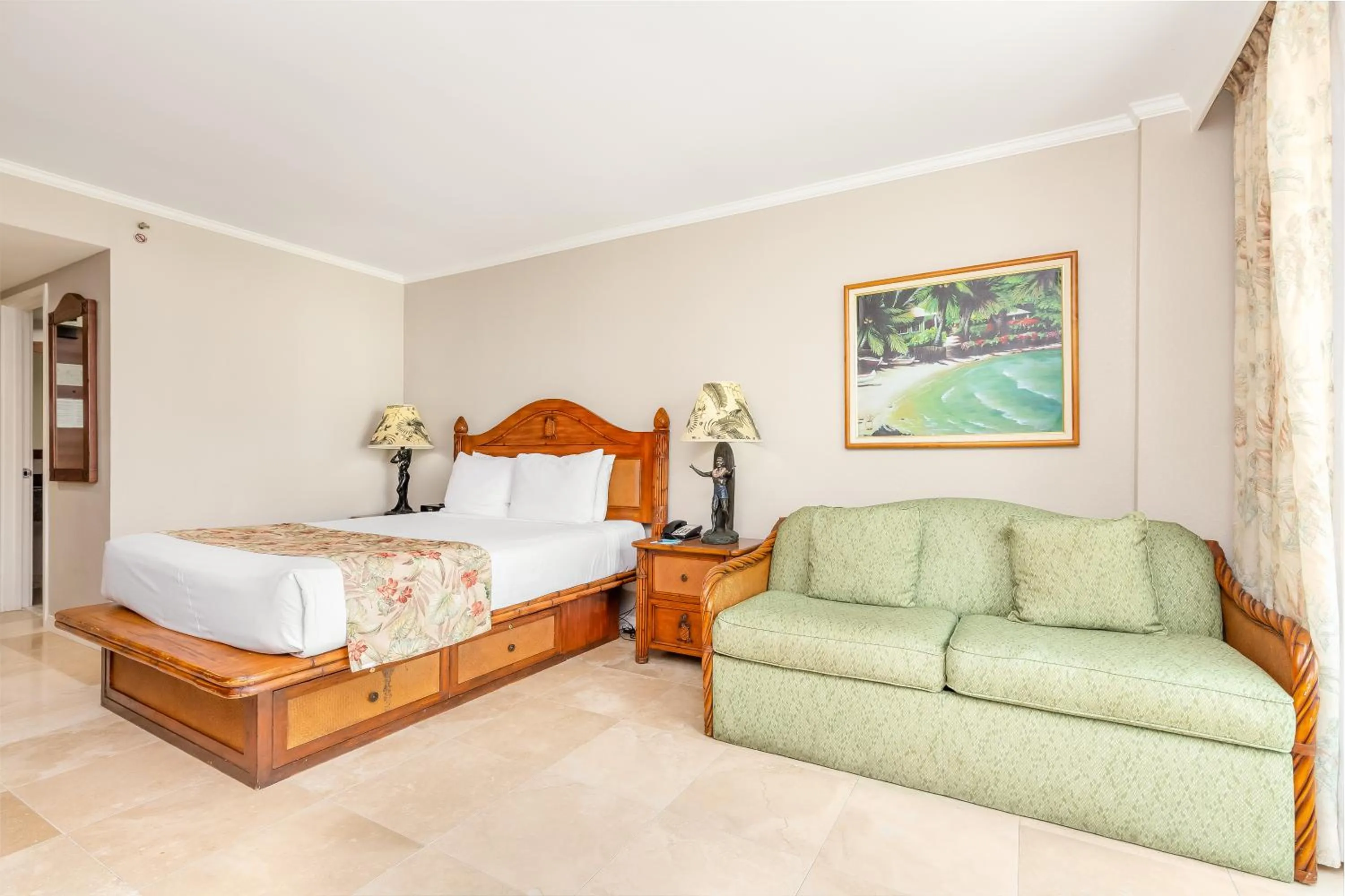 Bedroom, Bed in Luana Waikiki Hotel & Suites