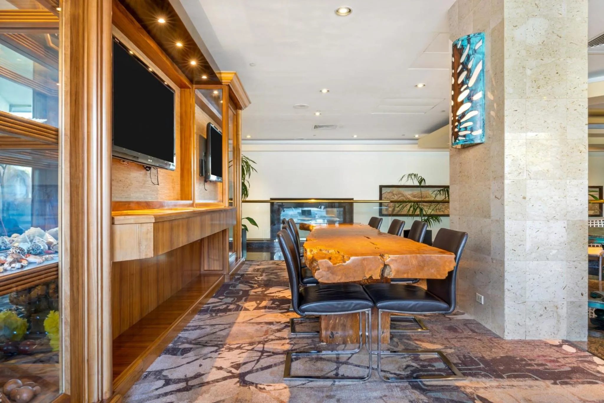 Communal lounge/ TV room in Luana Waikiki Hotel & Suites