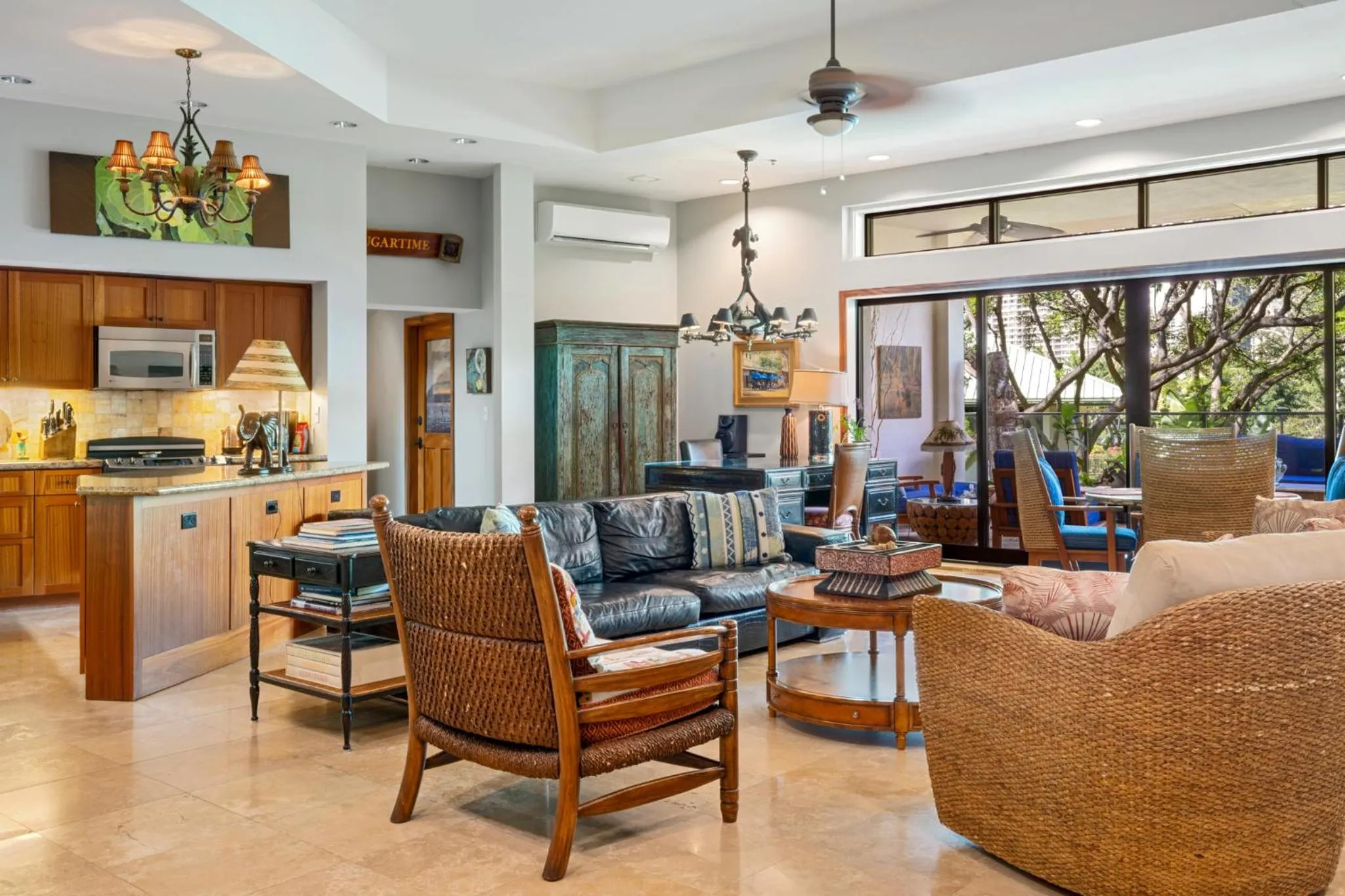 Living room in Luana Waikiki Hotel & Suites