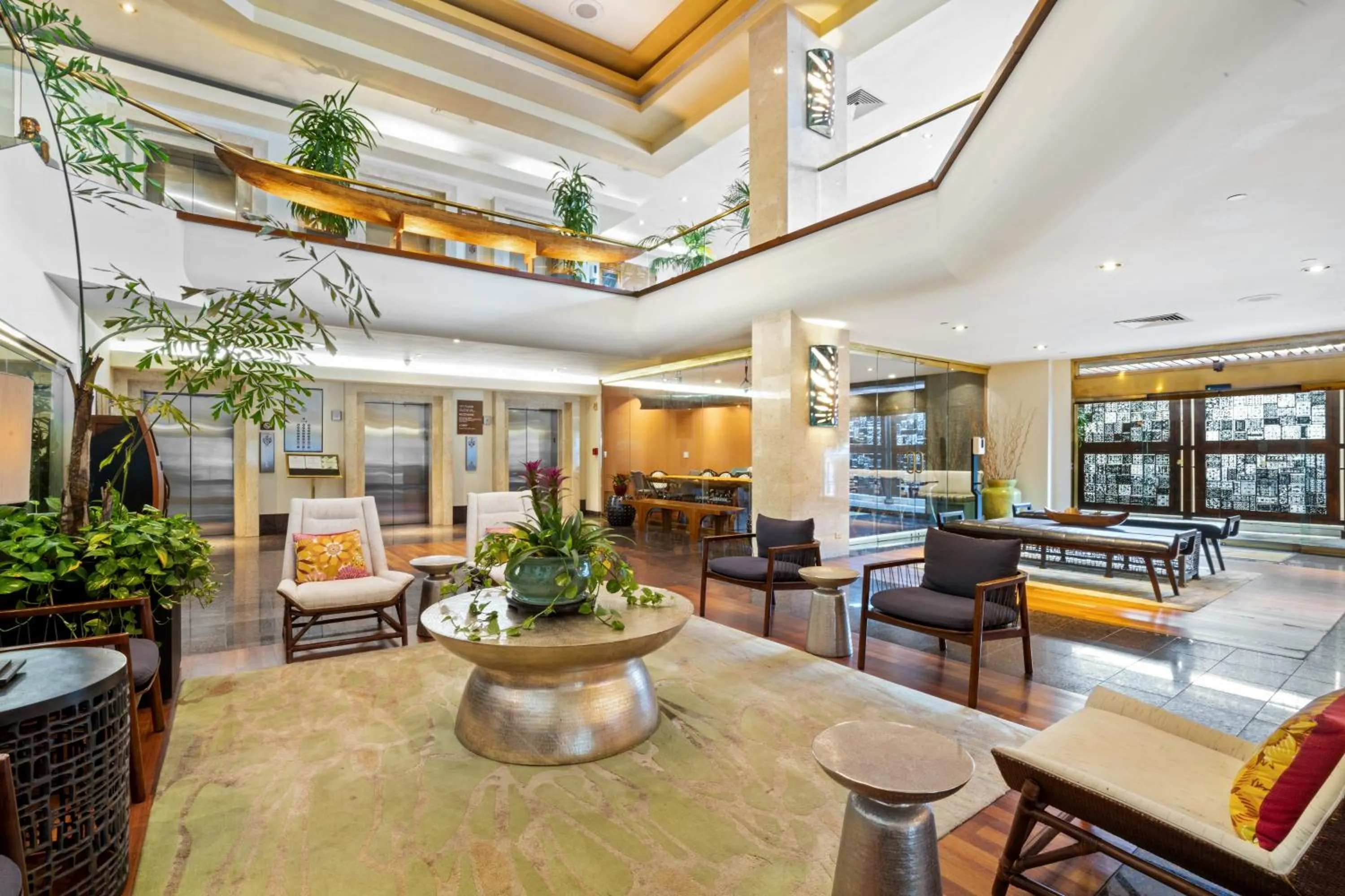 Lobby or reception in Luana Waikiki Hotel & Suites