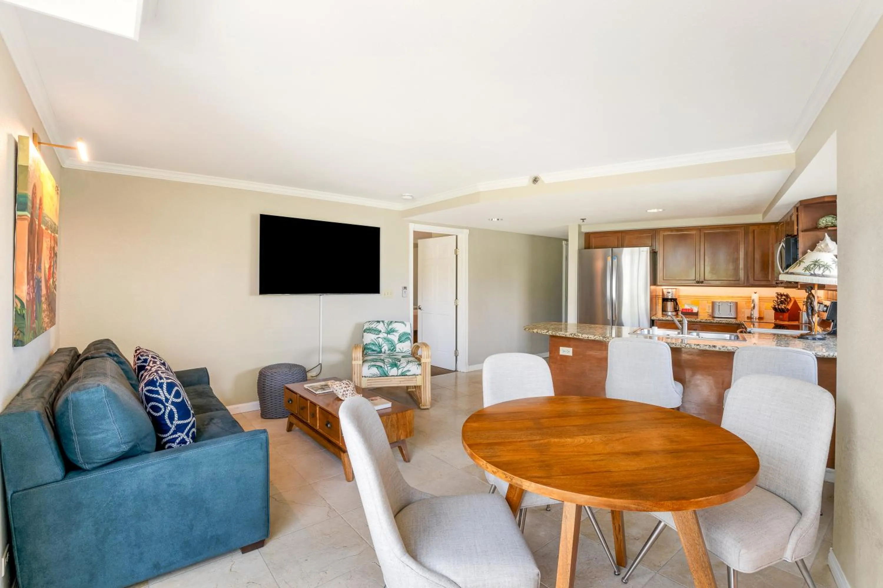 Dining area in Luana Waikiki Hotel & Suites