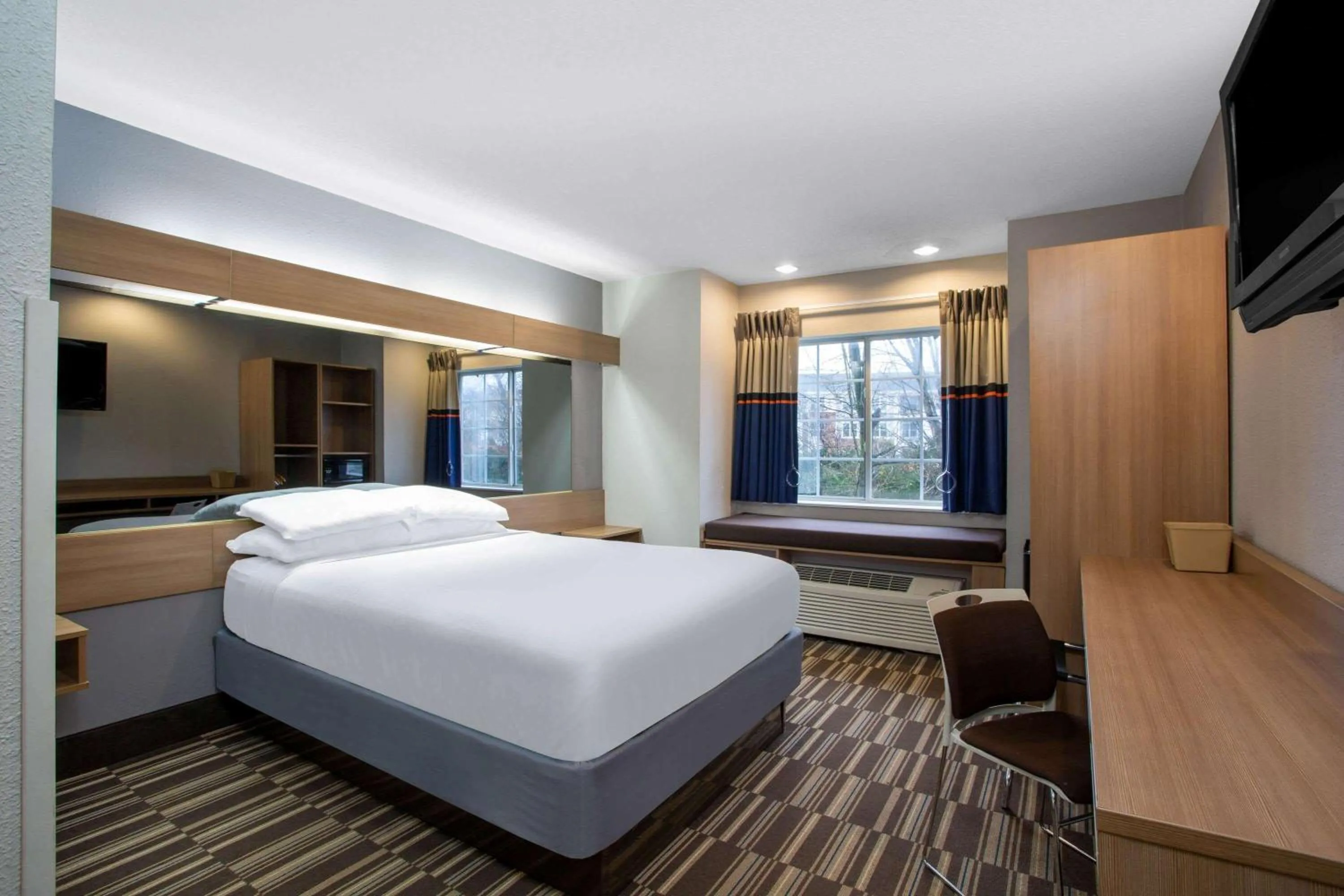 Photo of the whole room, Bed in Microtel Inn & Suites by Wyndham Matthews/Charlotte