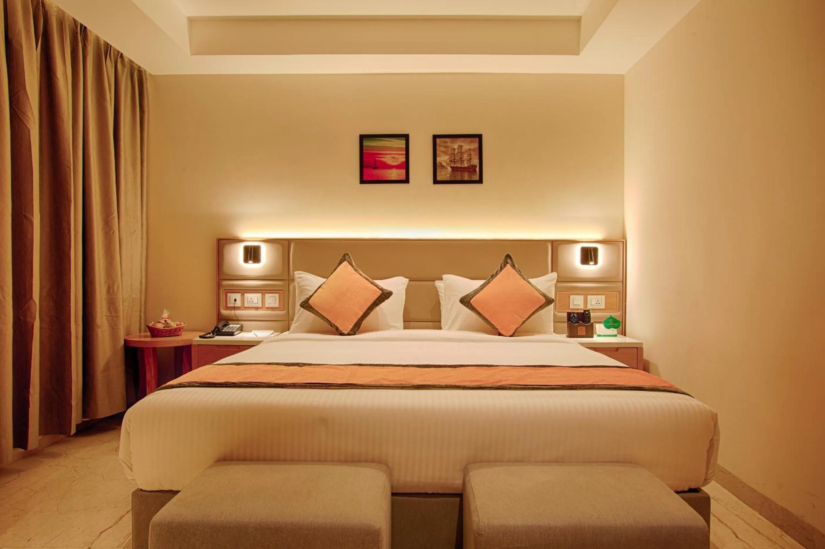 Photo of the whole room, Bed in Sunhill Portico