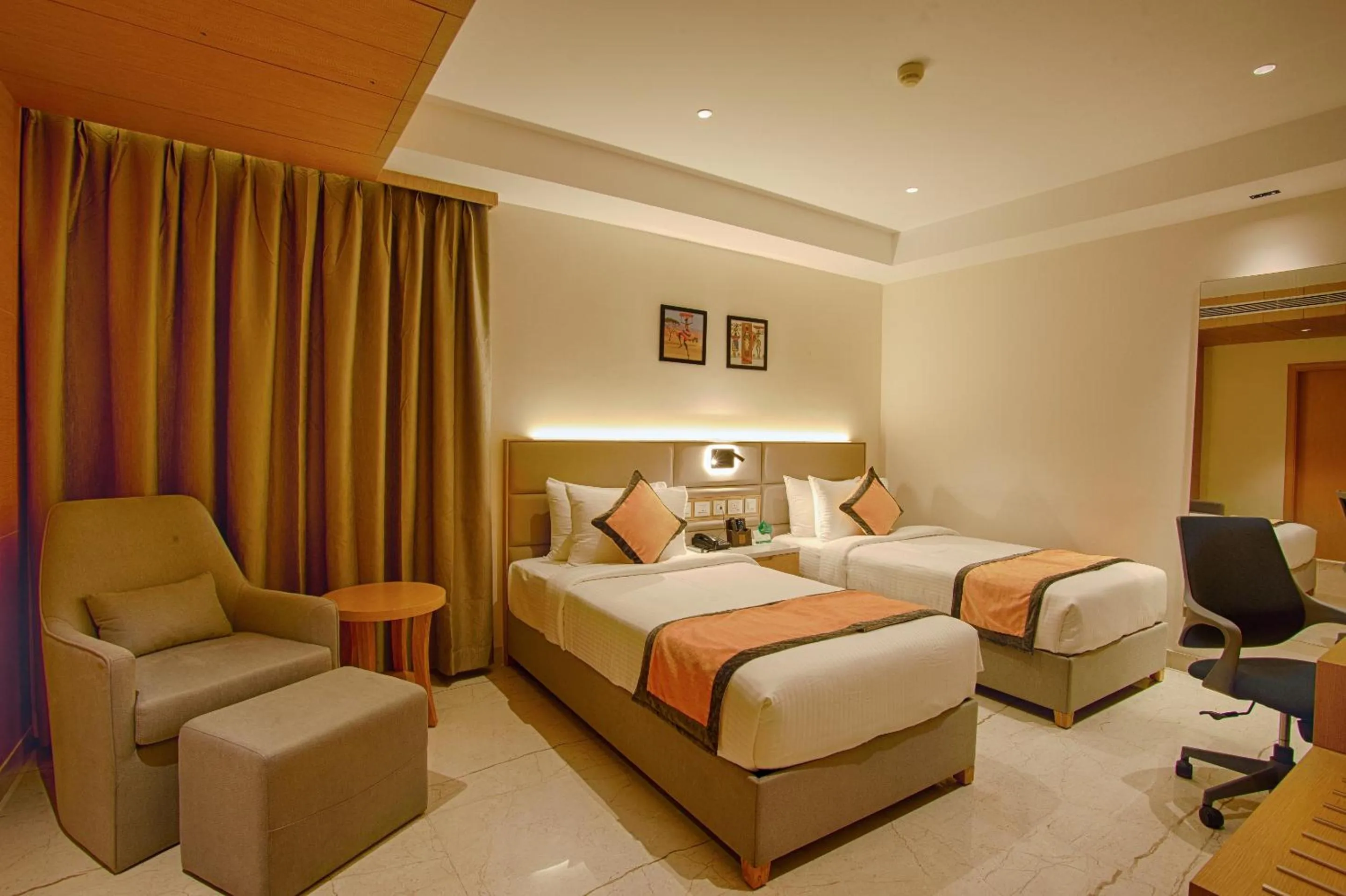 Photo of the whole room, Bed in Sunhill Portico