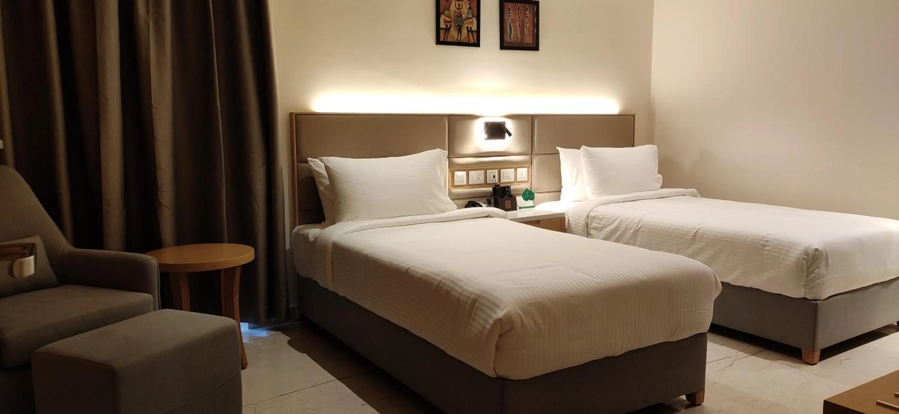 Photo of the whole room, Bed in Sunhill Portico