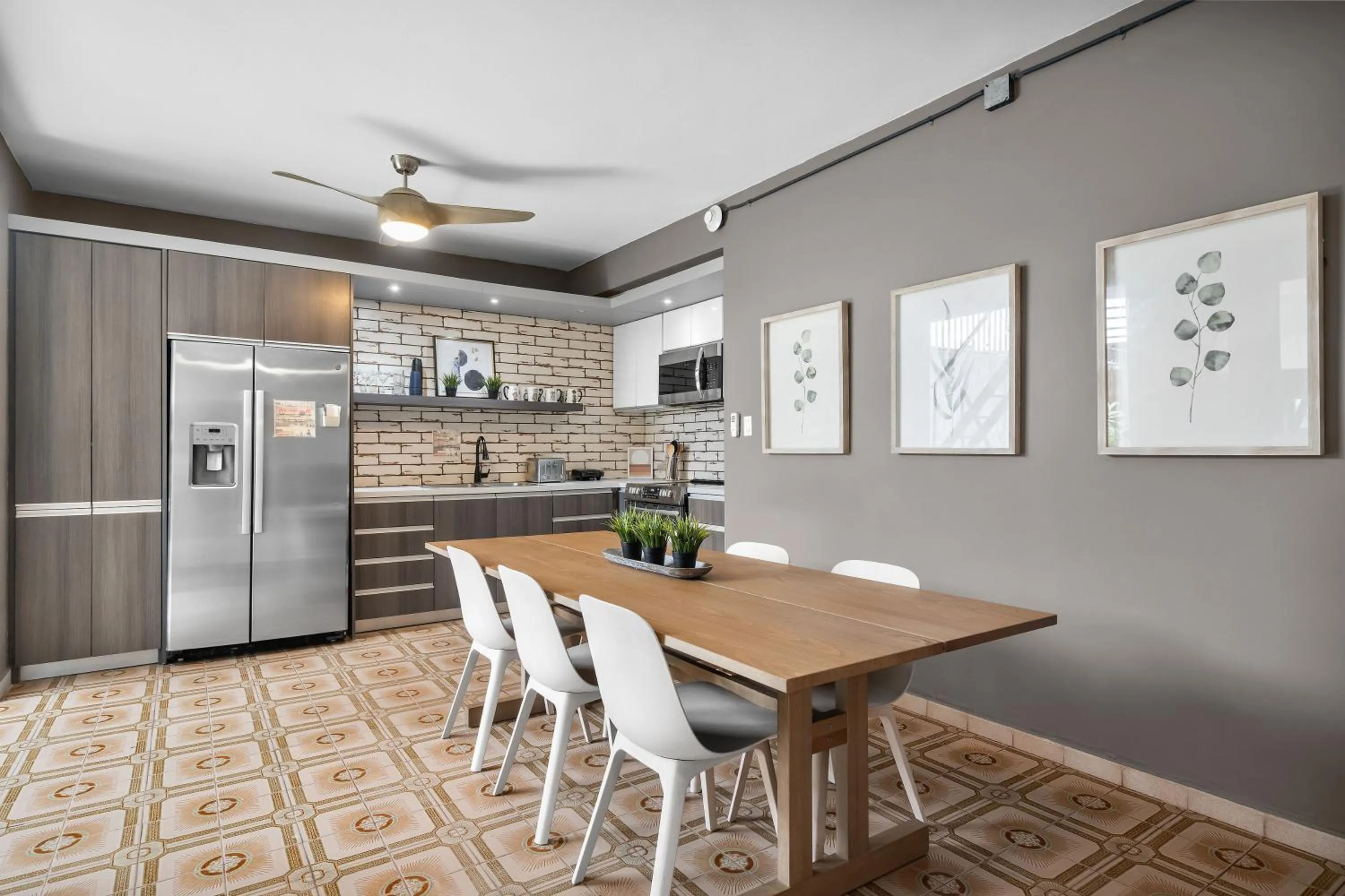 Communal kitchen in La Buena Vida Inn