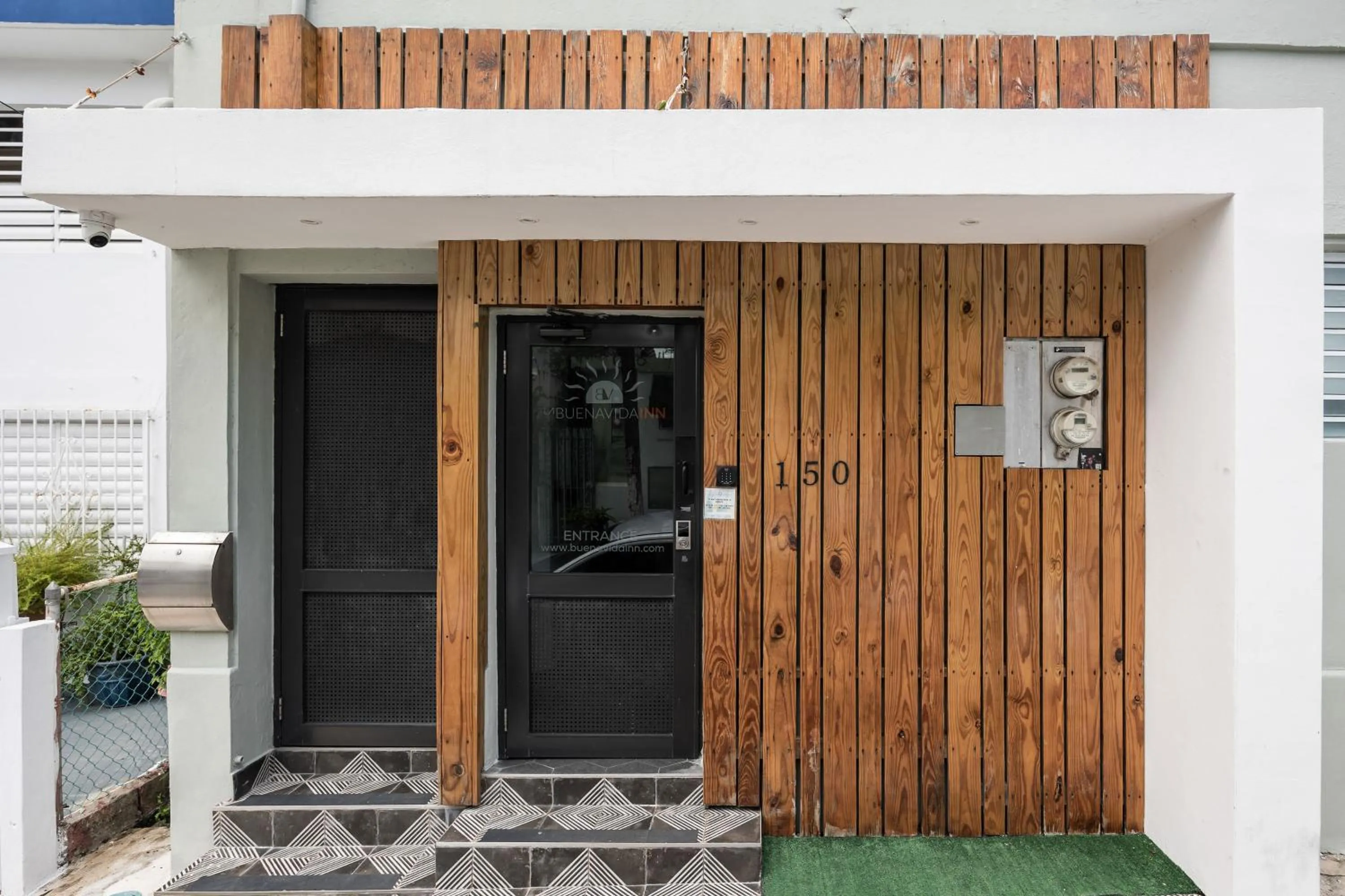 Facade/entrance in La Buena Vida Inn