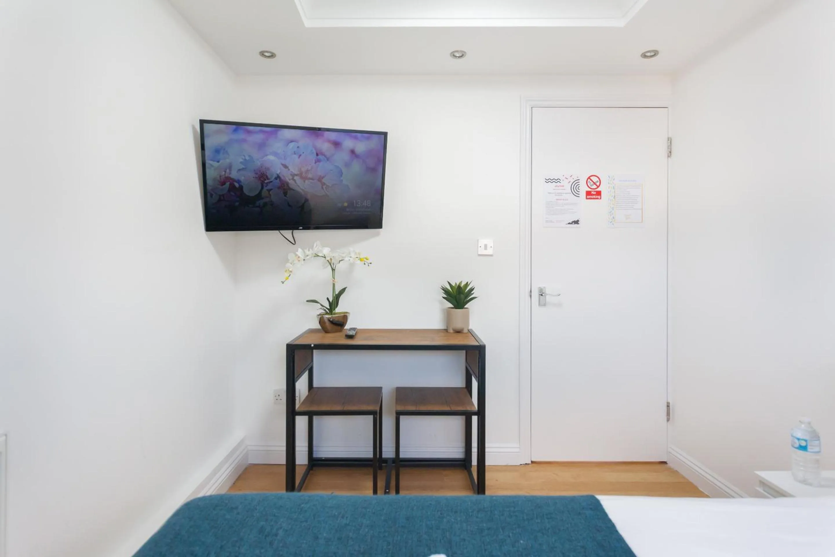 Bedroom, Bed in Euston Modern Apartments