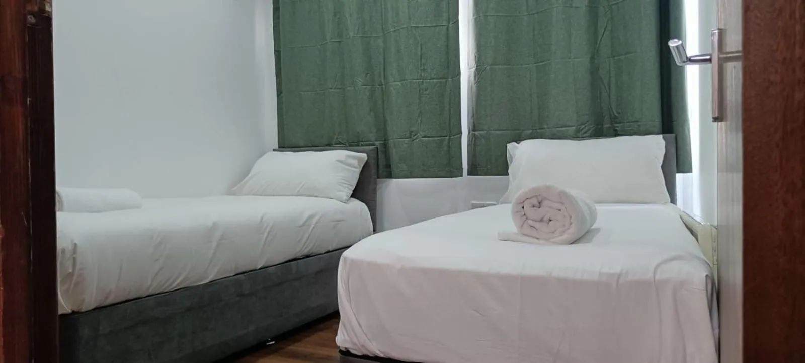 Bedroom, Bed in Euston Modern Apartments