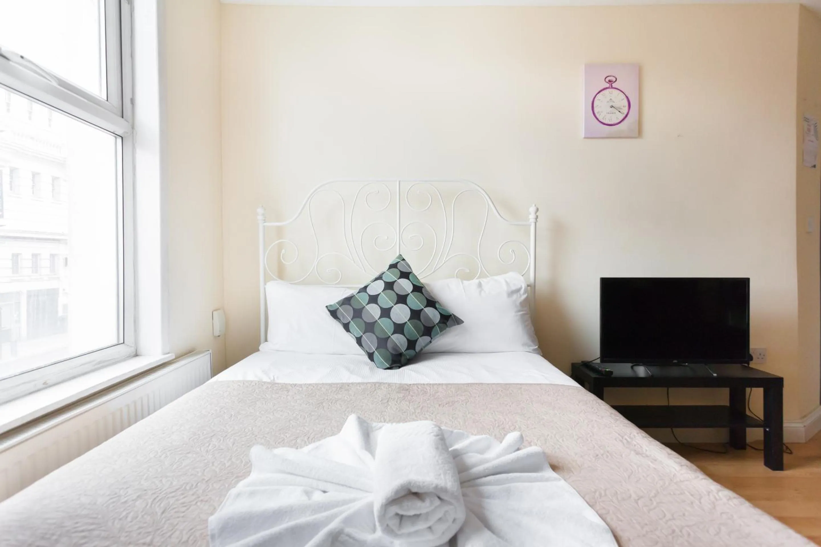 Bedroom, Bed in Euston Modern Apartments