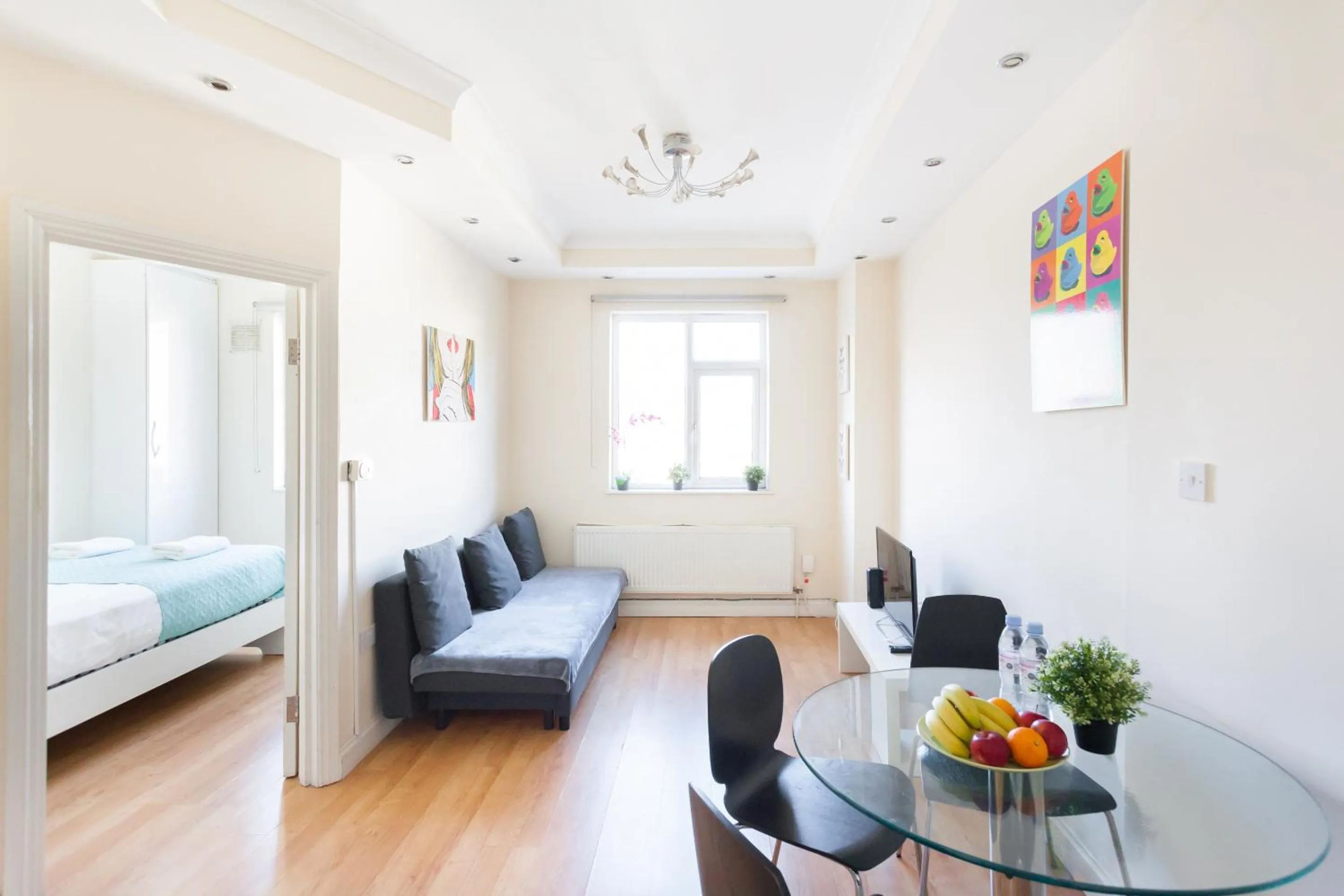 Living room, Bed in Euston Modern Apartments