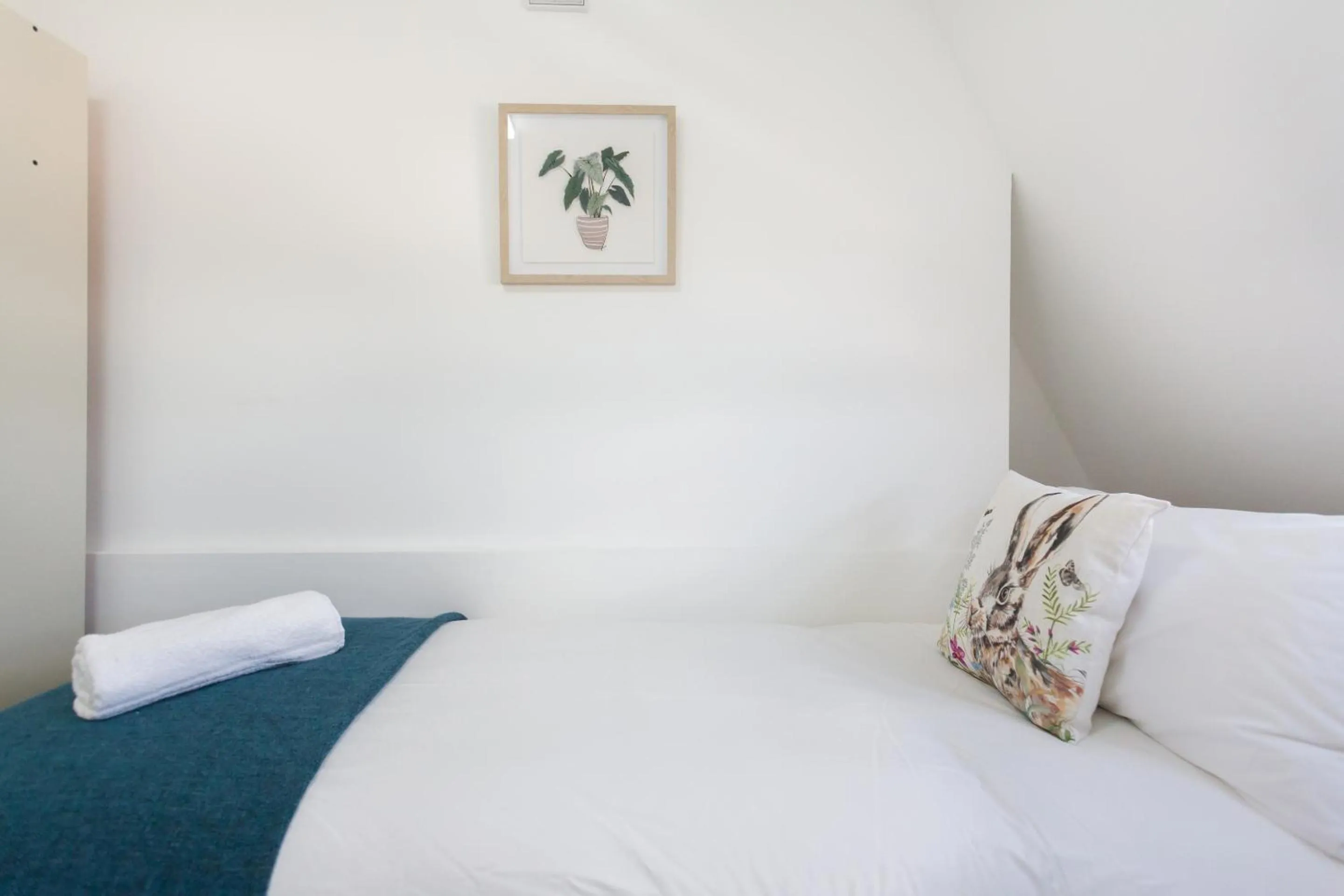 Bedroom, Bed in Euston Modern Apartments