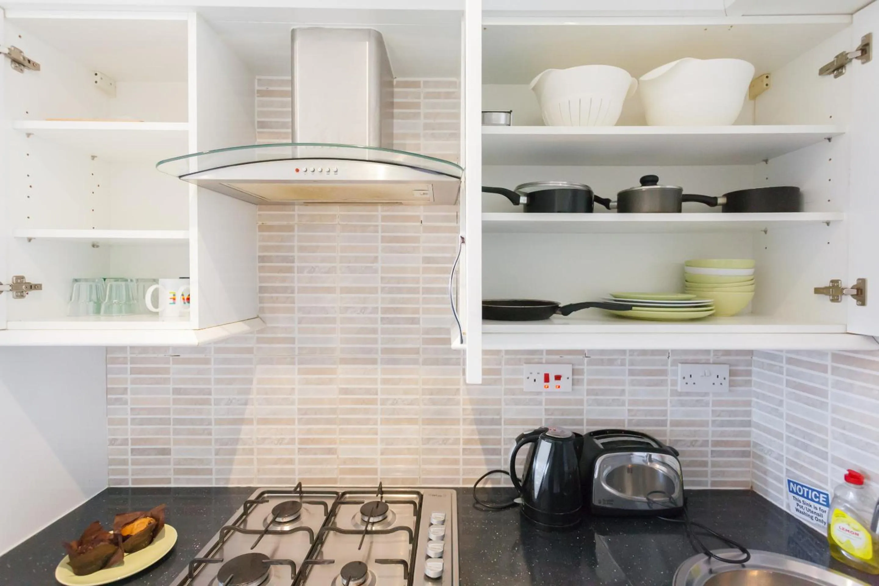 Kitchen or kitchenette in Euston Modern Apartments