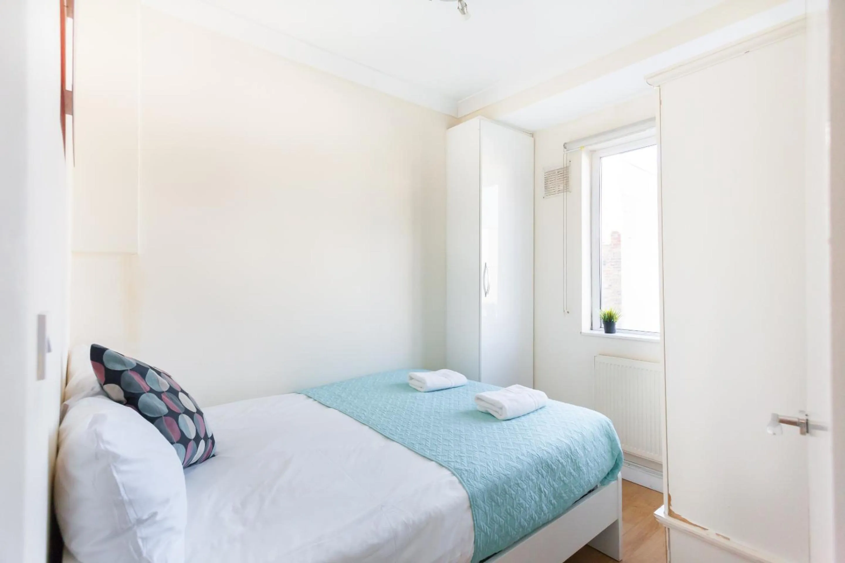 Bedroom, Bed in Euston Modern Apartments