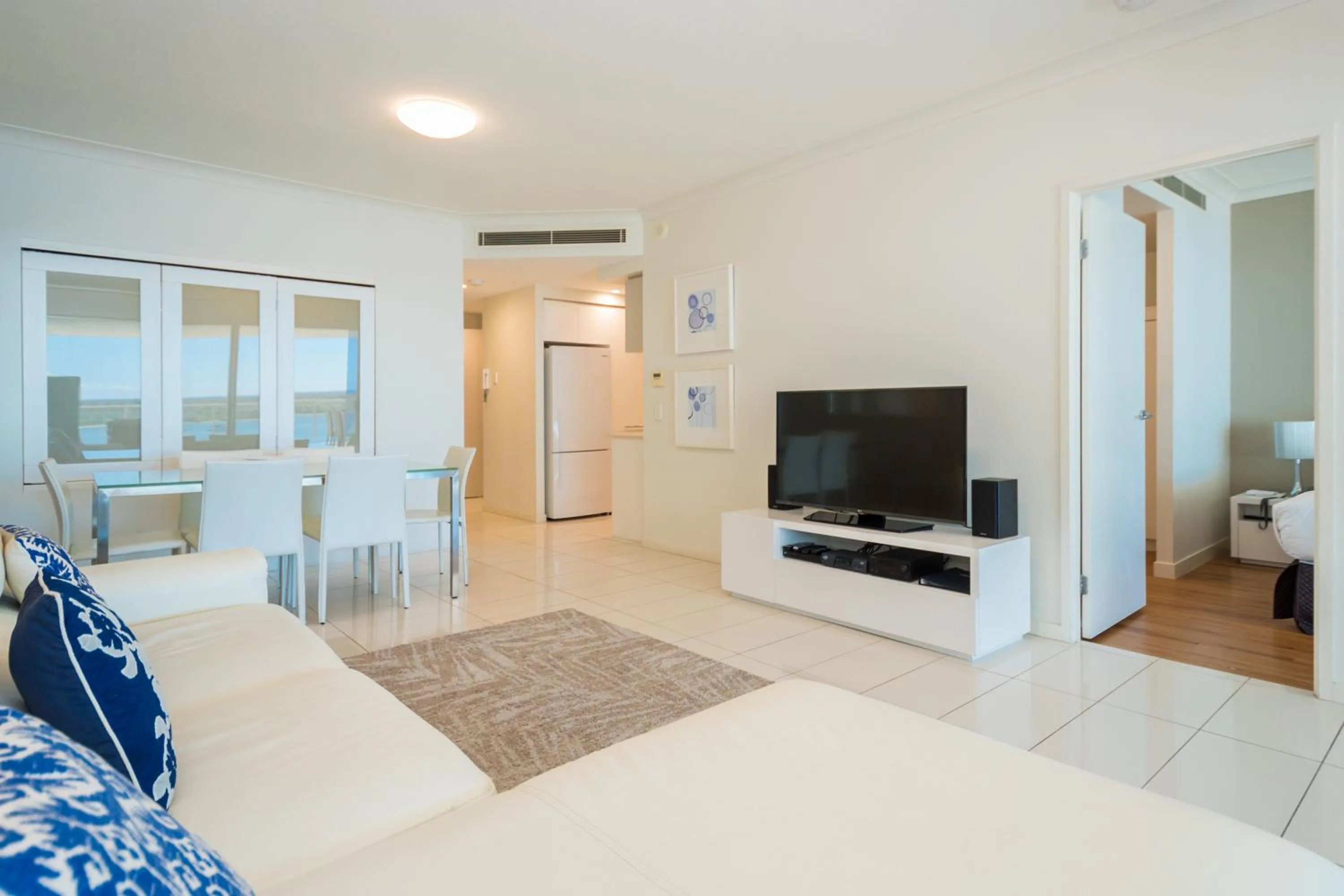 TV and multimedia in Silvershore Apartments on the Broadwater