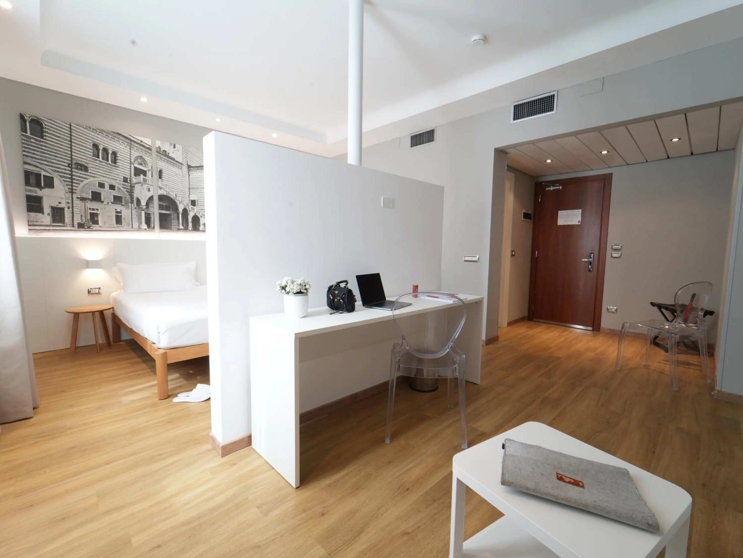 Seating area, Bed in Cavallo Hotel Verona Est