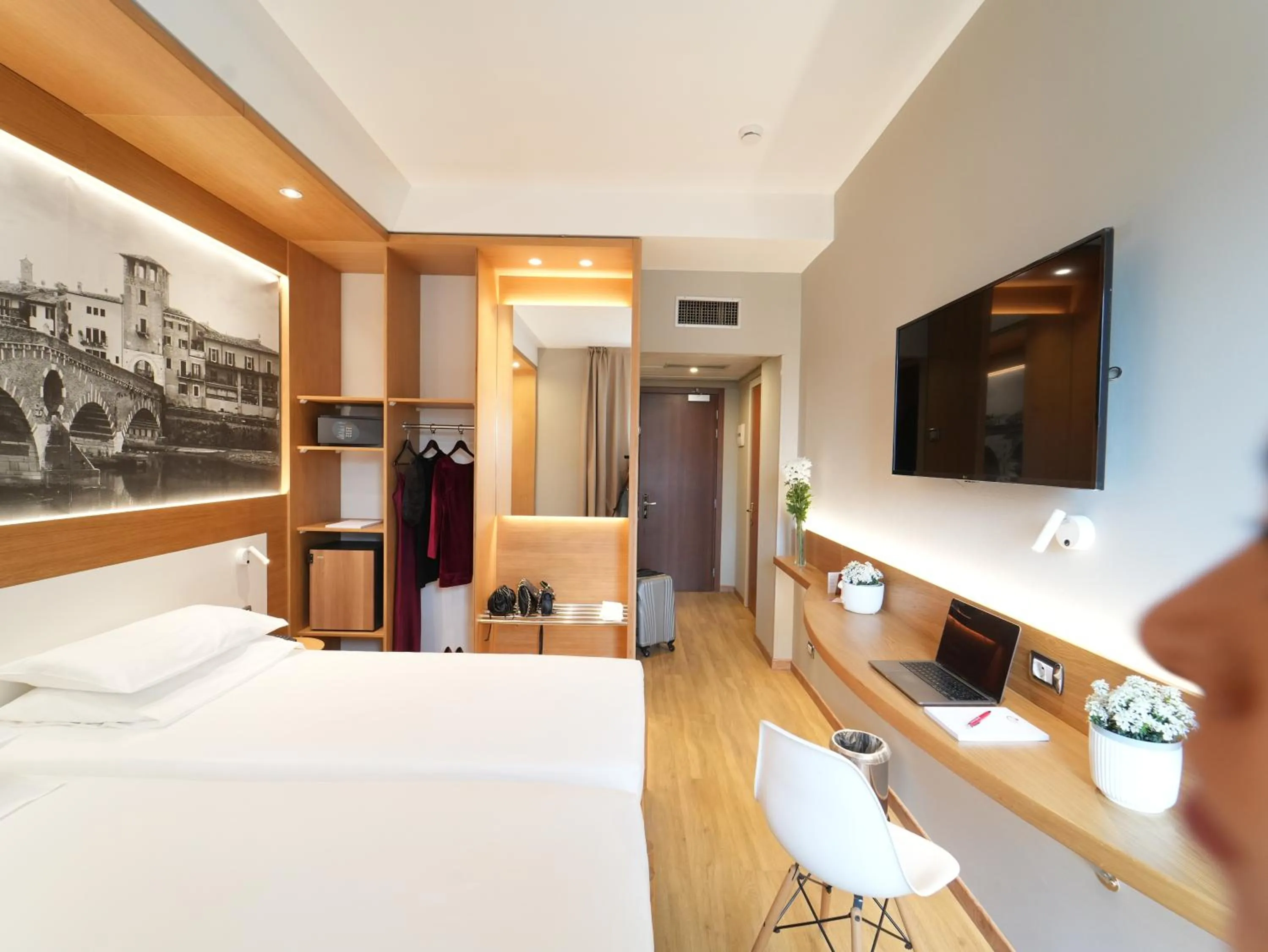 Seating area, Bed in Cavallo Hotel Verona Est