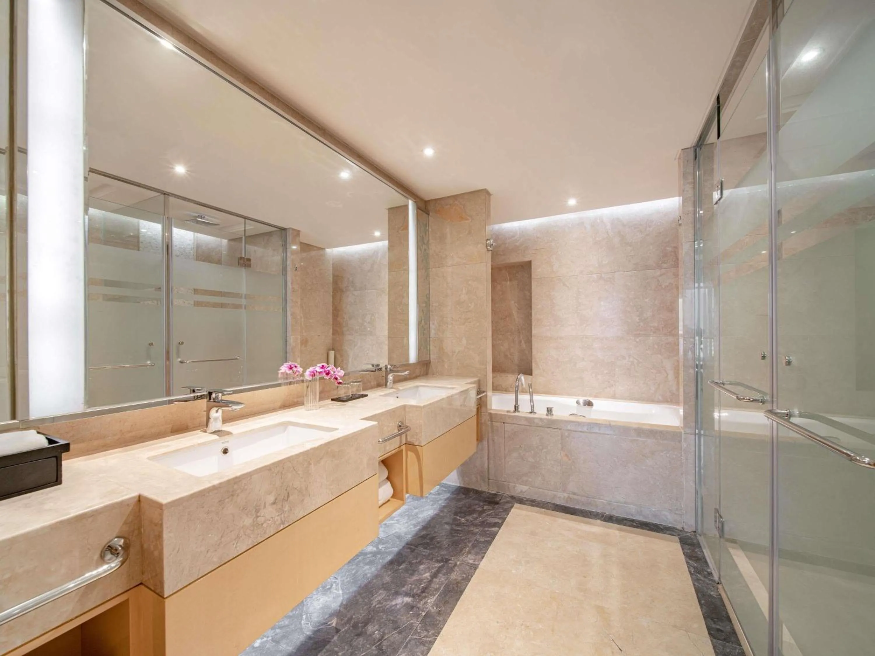 Bedroom in Swissôtel Guangzhou