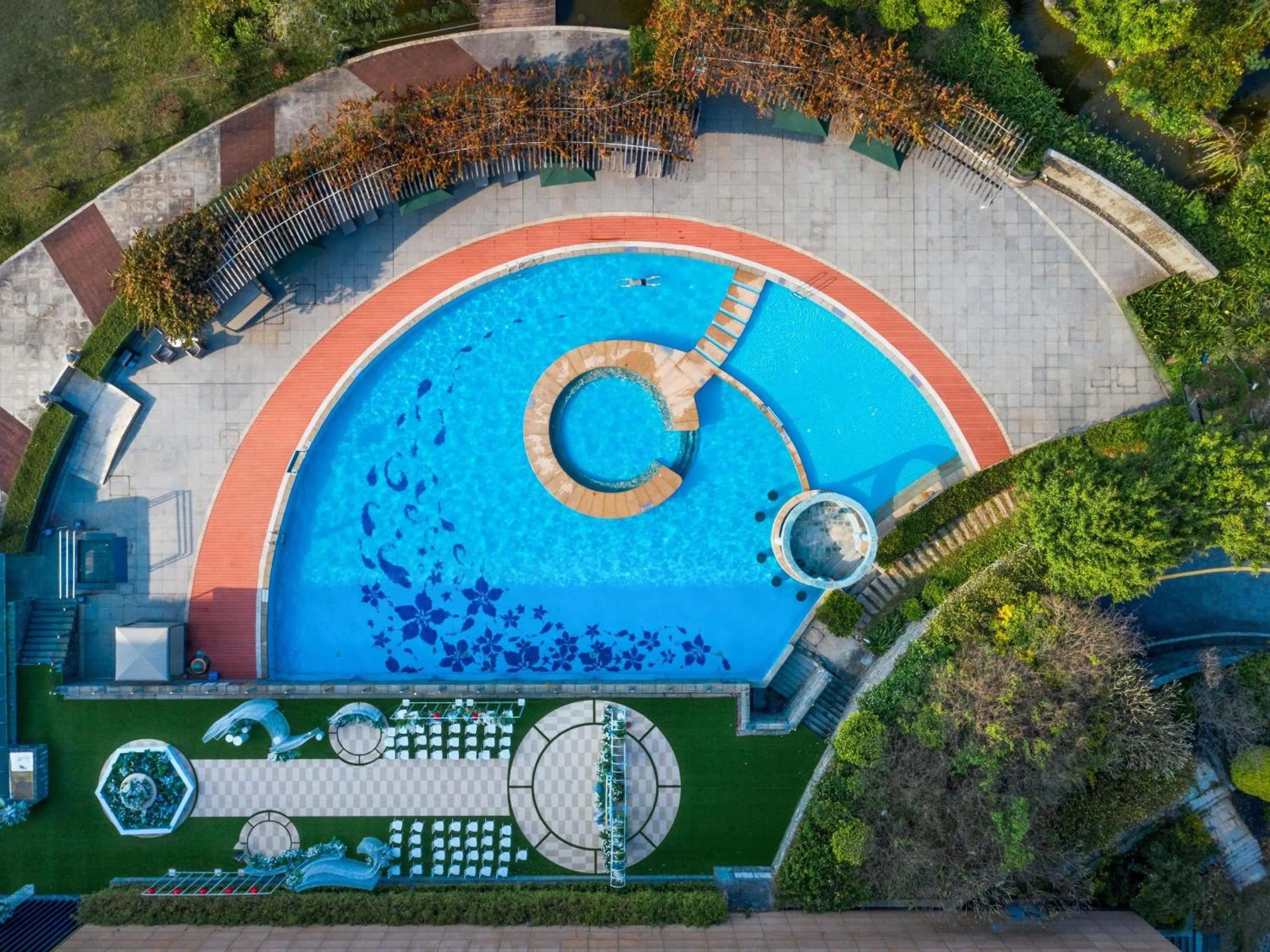Pool view in Swissôtel Guangzhou