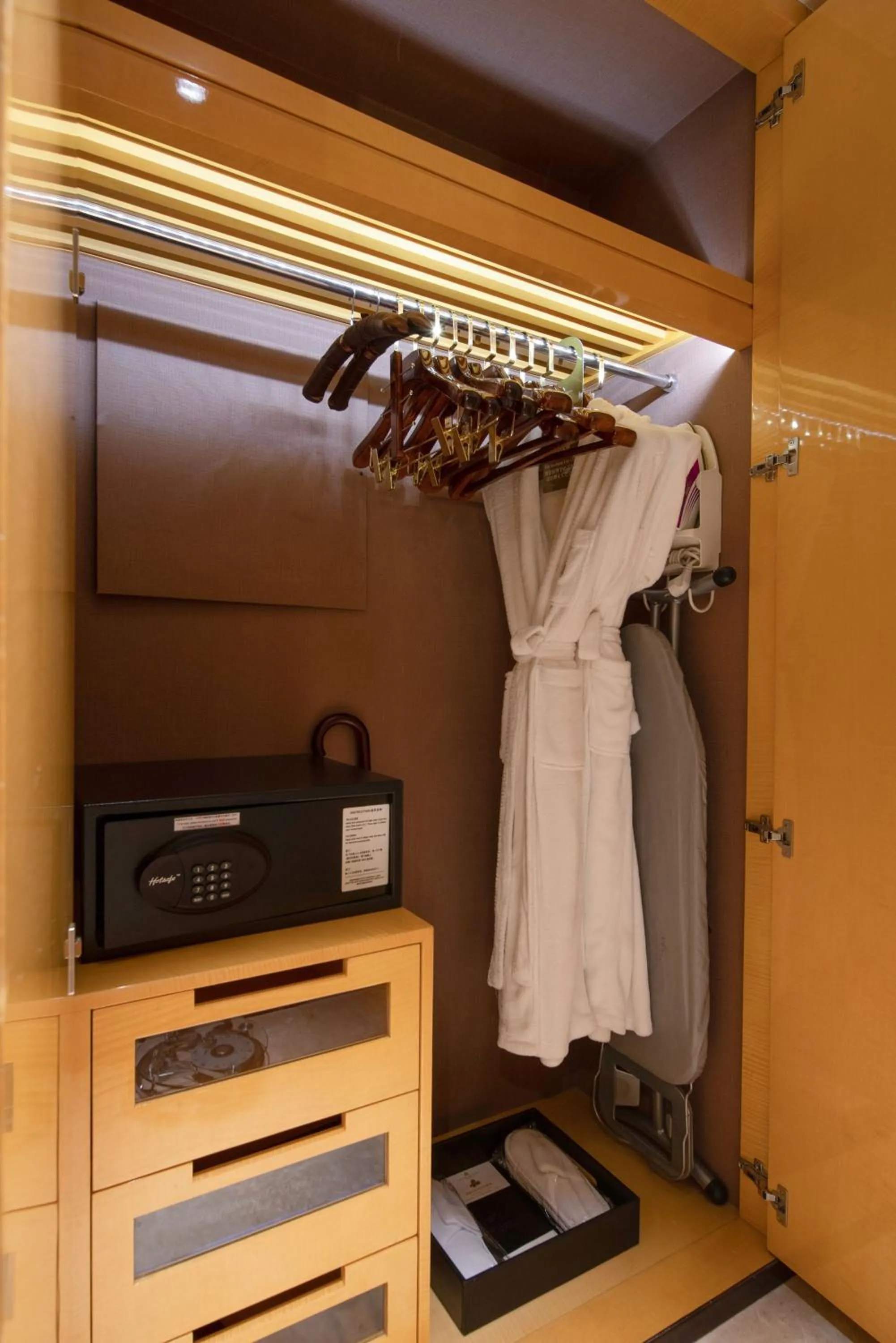 wardrobe in Swissôtel Guangzhou