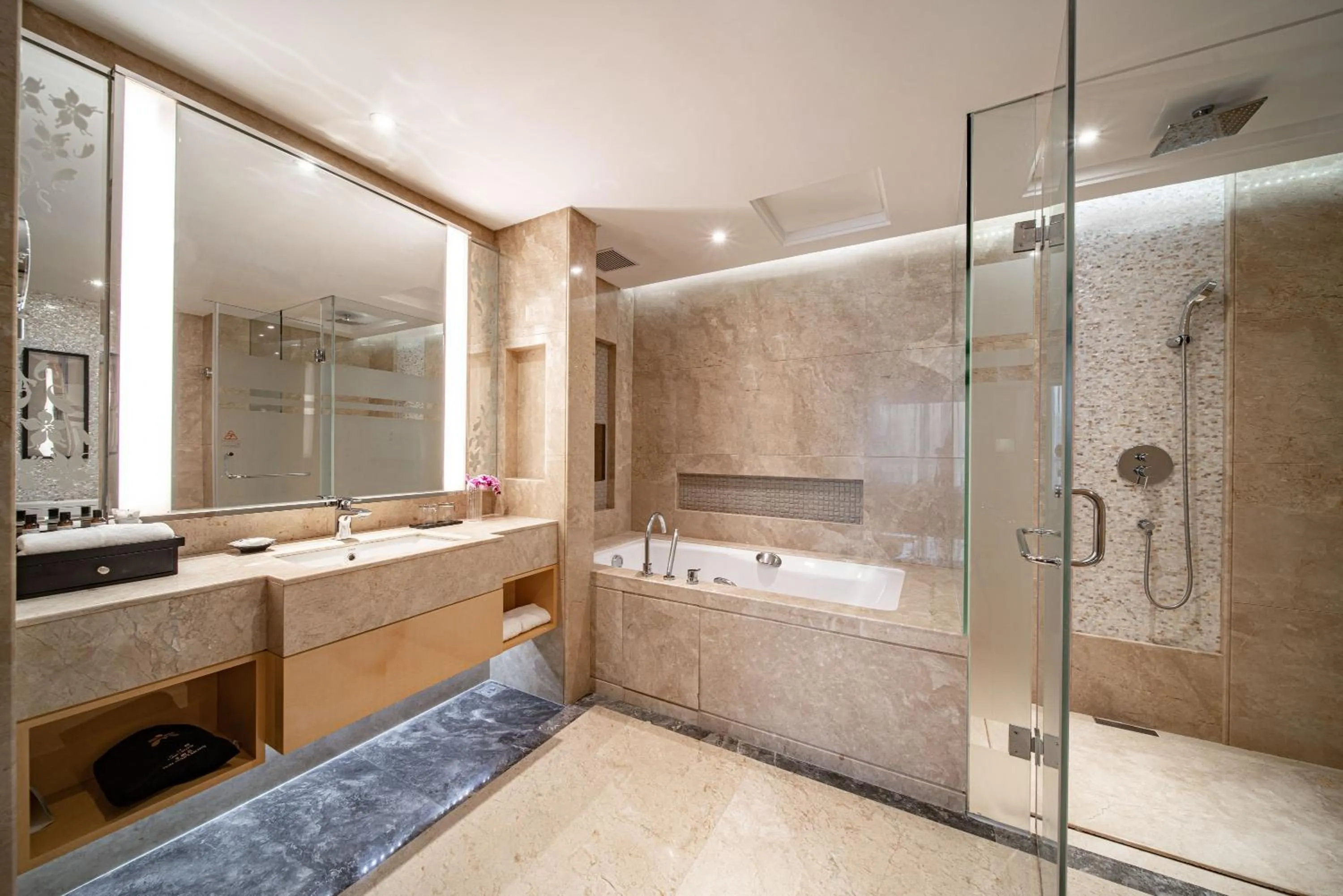 Shower in Swissôtel Guangzhou