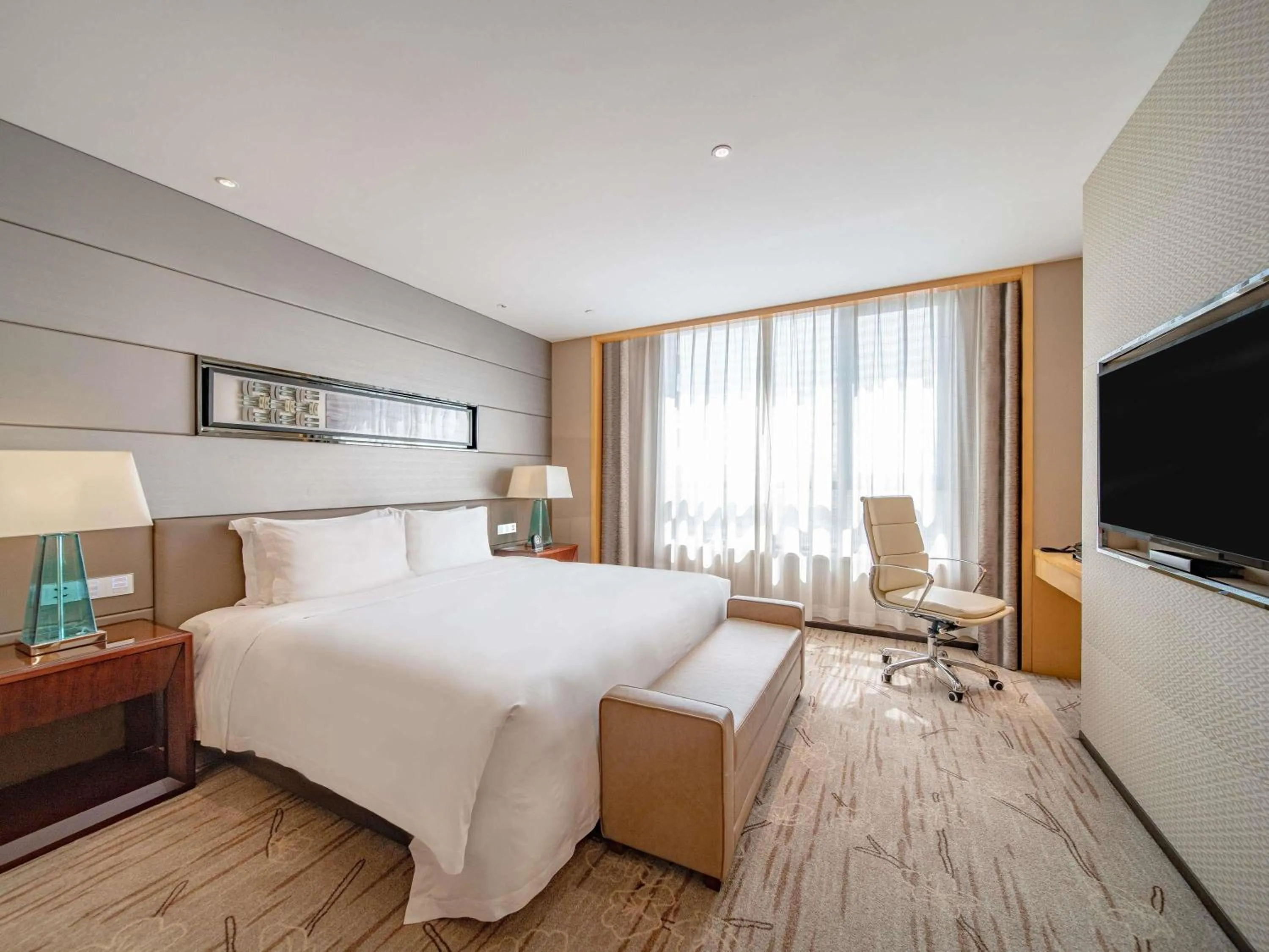 Bedroom, Bed in Swissôtel Guangzhou