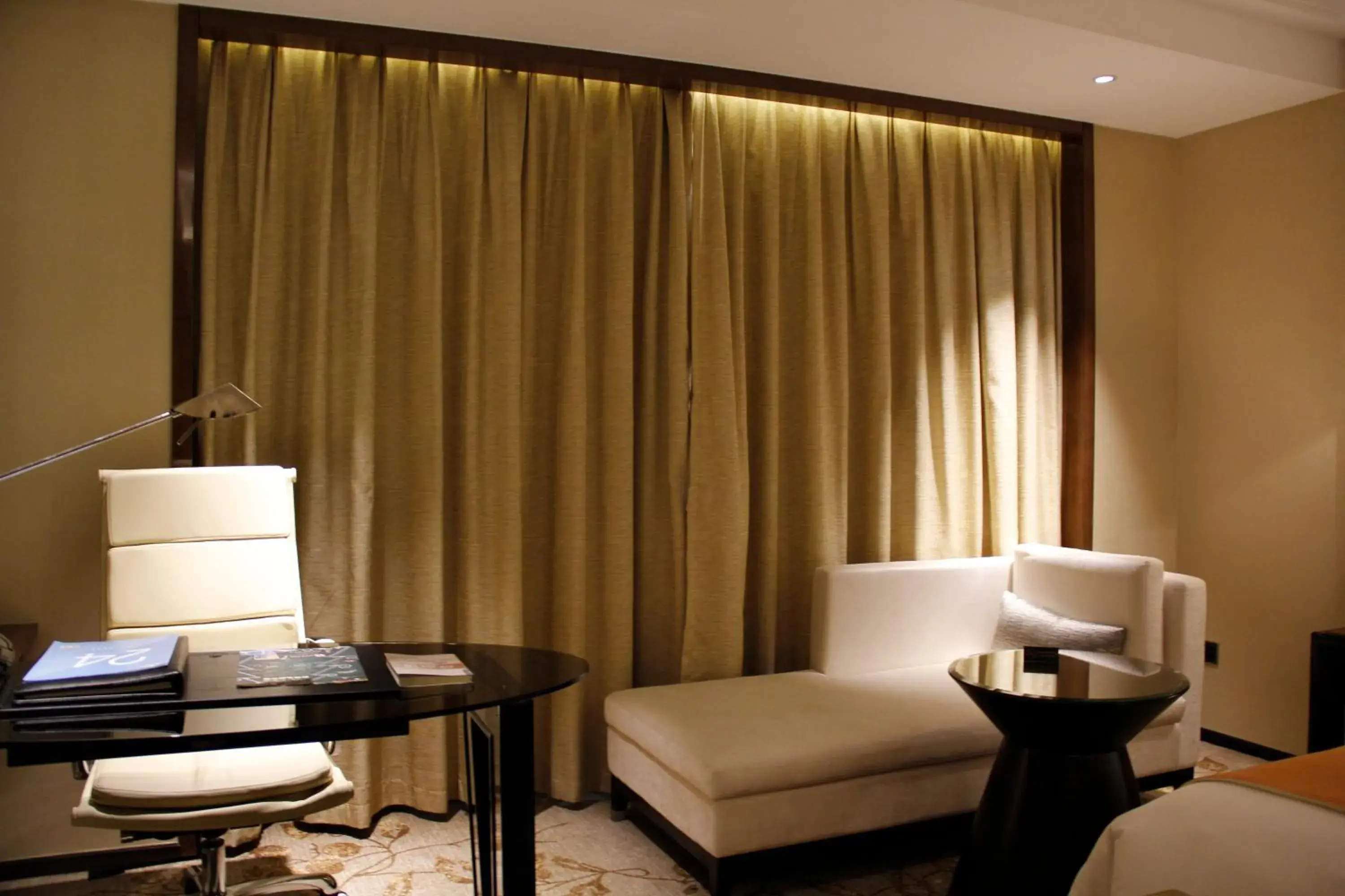 Deluxe Twin Room in Swissôtel Guangzhou Deluxe Twin Room in Swissôtel Guangzhou